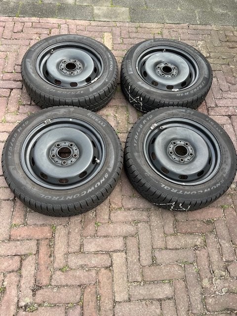 Pirelli winterbanden op stalen velgen 175/65 R15, Ophalen, Gebruikt, 15 inch, 175 mm