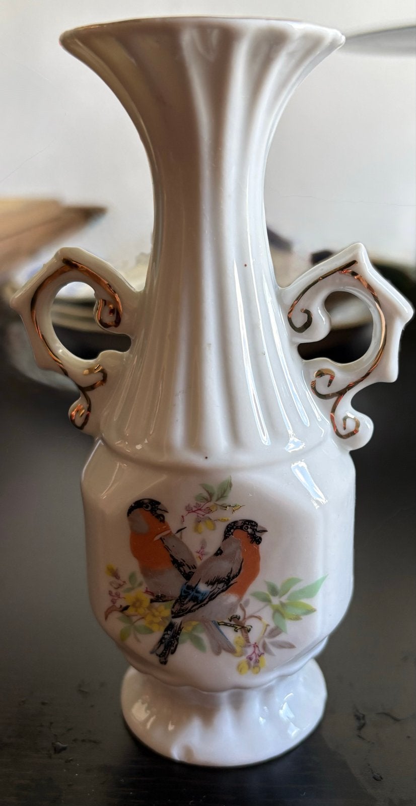Decoratieve porseleinen vaasje met vogels en gouden accenten, Ophalen of Verzenden