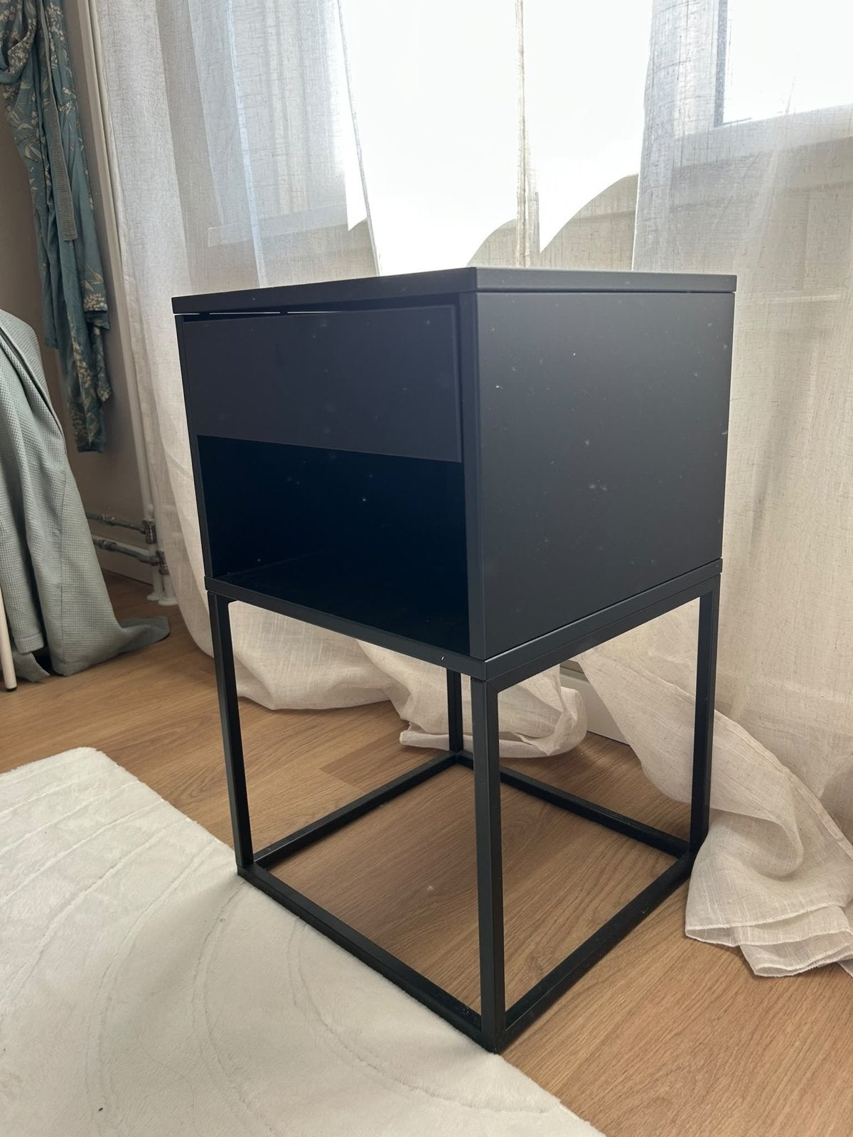 Zwart nachtkastje VIKHAMMER 40x39 cm, Huis en Inrichting, Minder dan 45 cm, Metaal of Aluminium, Zo goed als nieuw, 55 tot 70 cm
