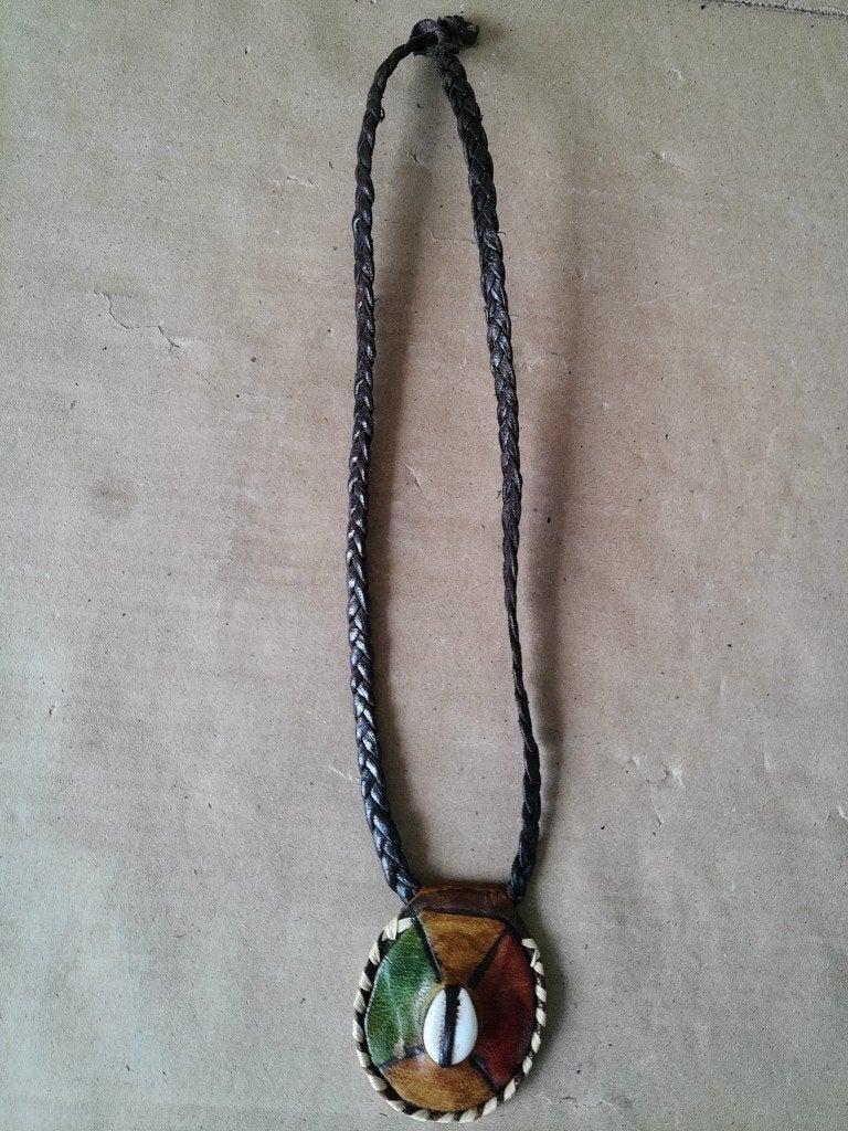 Curiosa Afrikaanse amulet ketting kauri schelp volkskunst, Ophalen of Verzenden