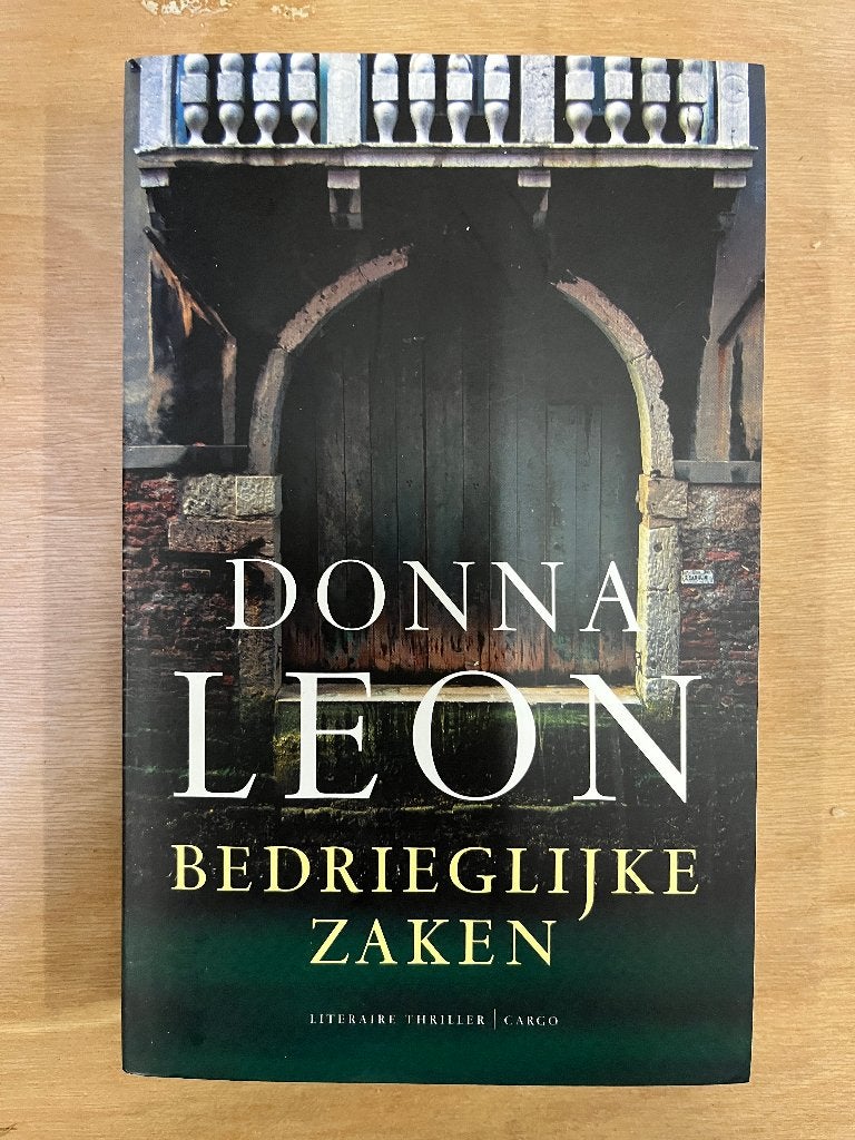 Donna Leon - Bedrieglijke Zaken (Literaire Thriller), Boeken, Ophalen of Verzenden, Gelezen, Donna Leon, Europa overig