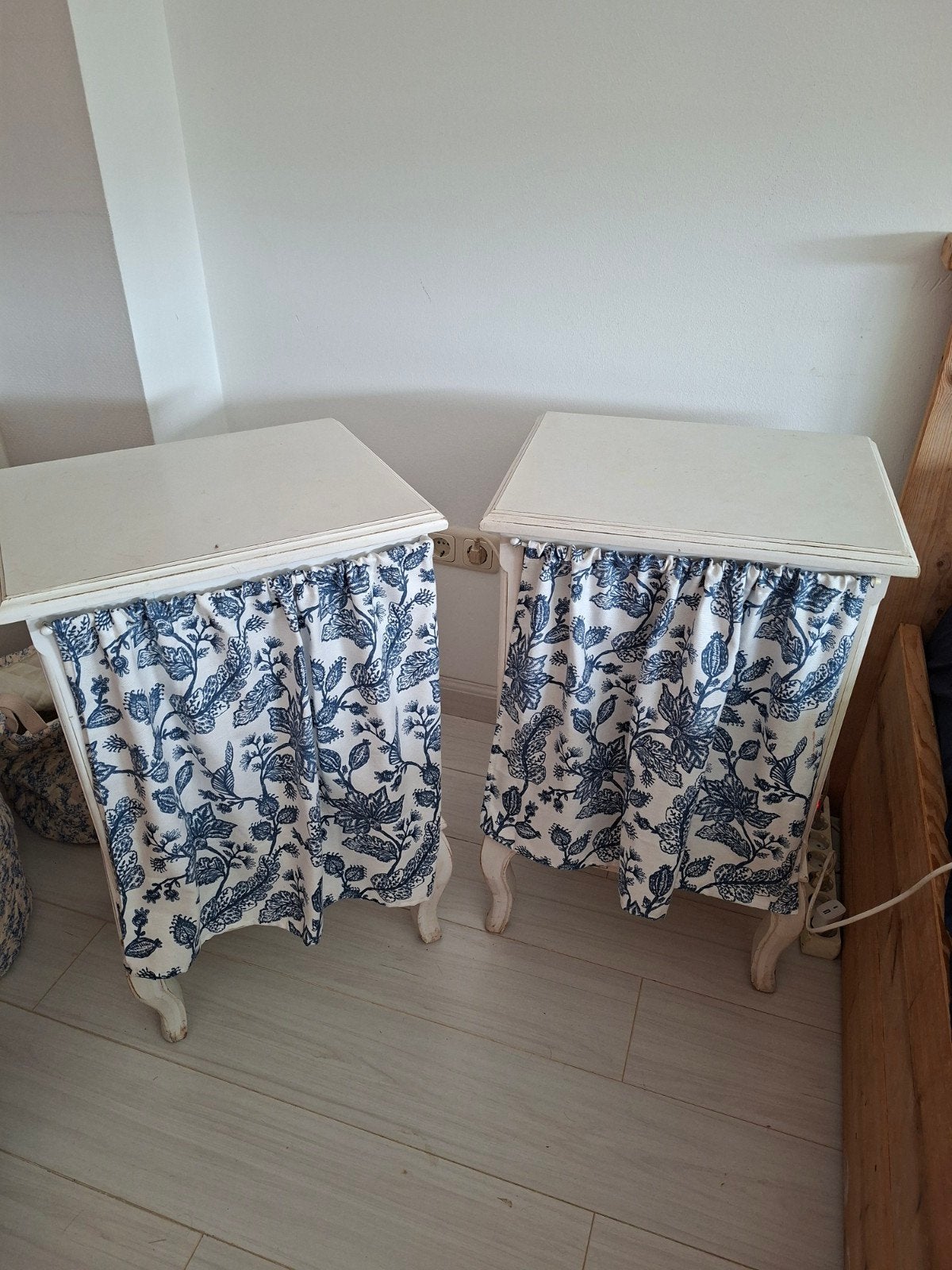 Brocante nachtkastjes met gordijntjes, Ophalen