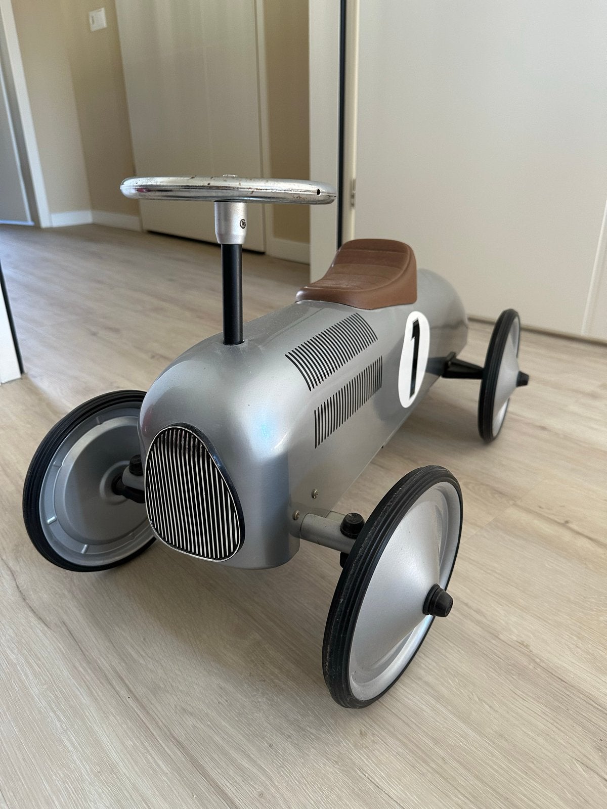 Zilveren loopauto met nummer 1 - Retro design, Ophalen, Gebruikt, Loopvoertuig
