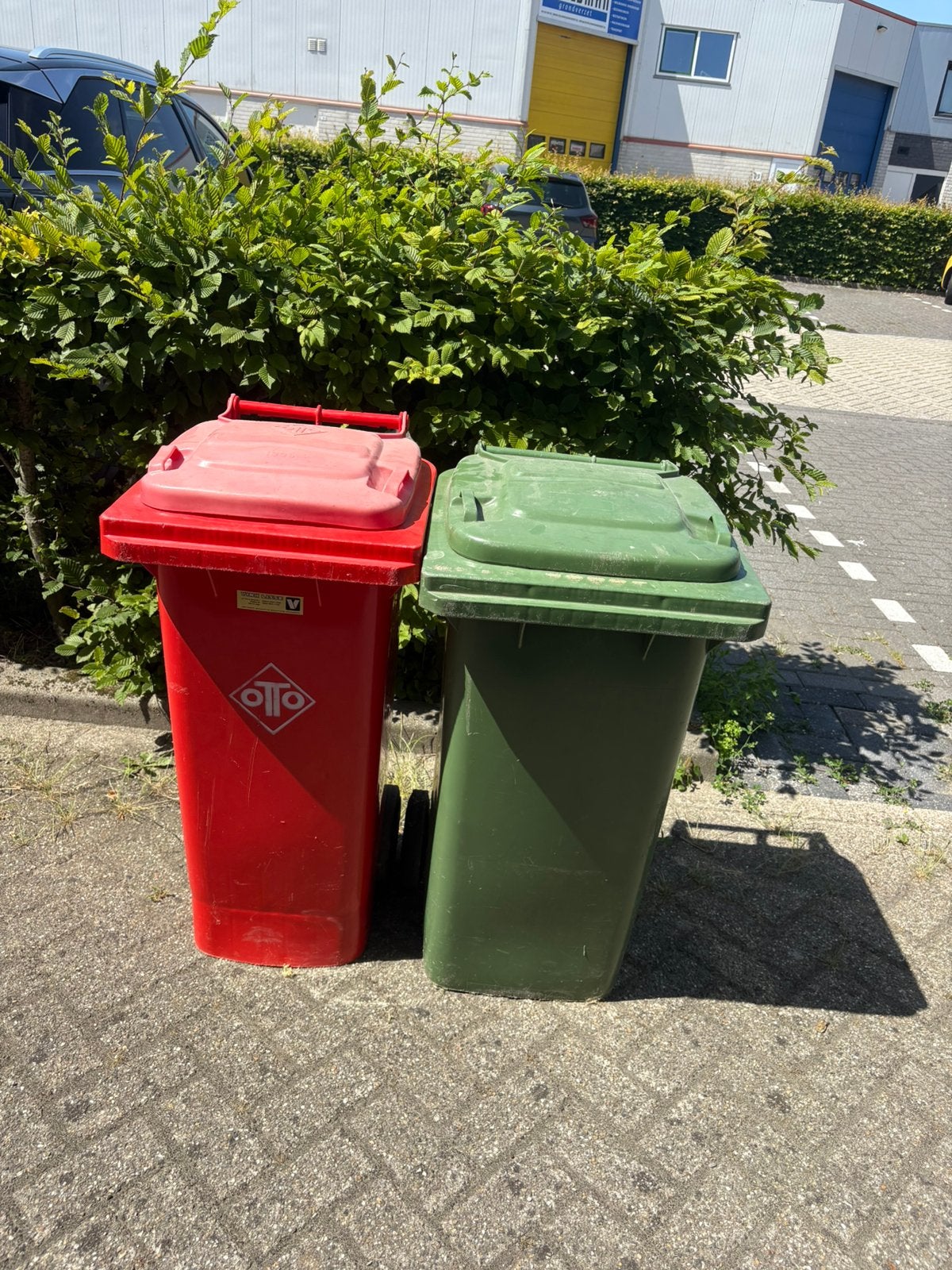 2 vuilnis bakken, Huis en Inrichting, 40 liter of meer, Ophalen, Gebruikt, Kunststof