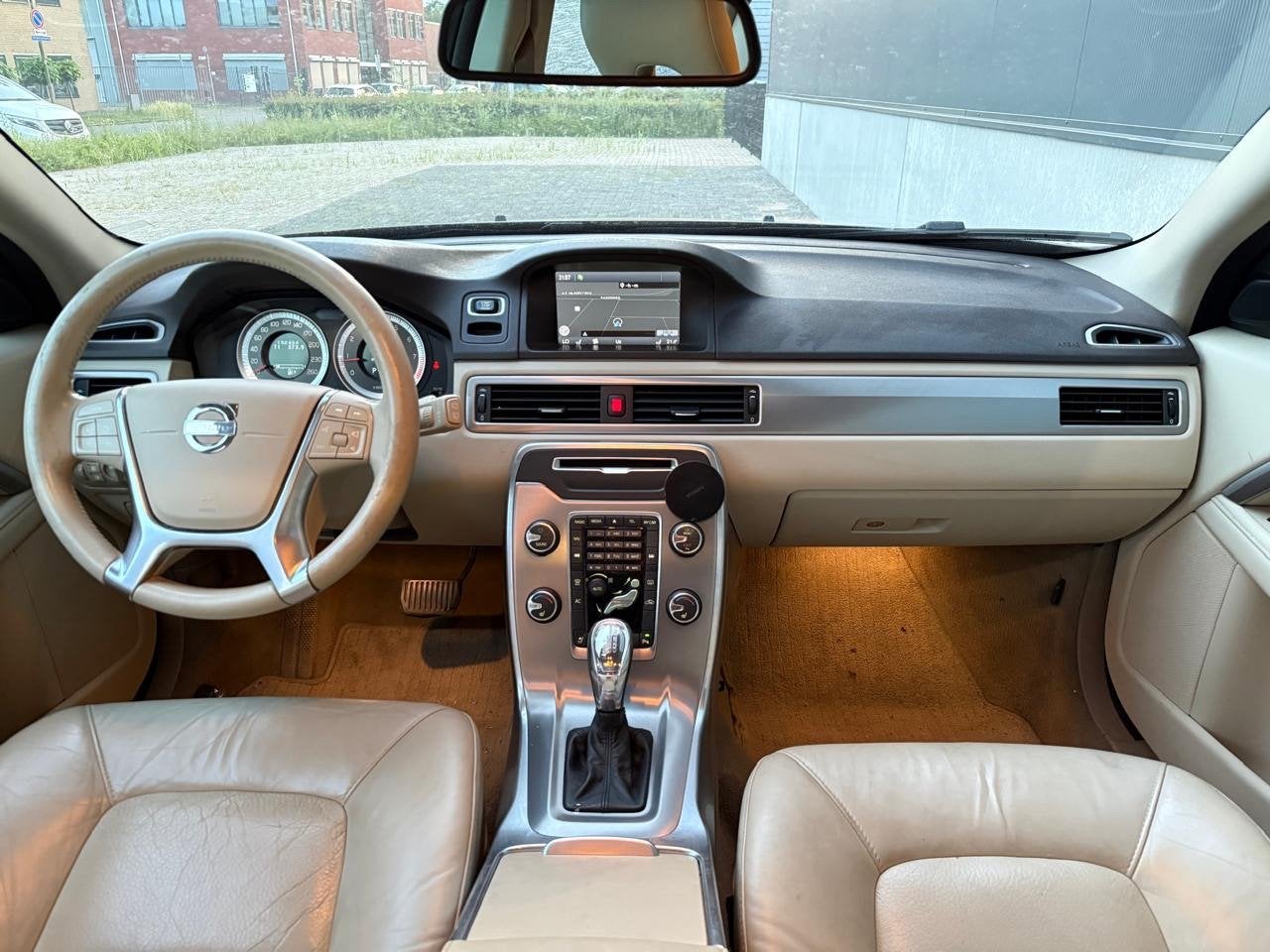 Volvo V70 1.6 T4 Limited Edition|SCHUIFDAK|AUT|LEDER|NAVI|XE, Auto's, Volvo, 4 cilinders, Bruin, 1600 kg, 84 €/maand