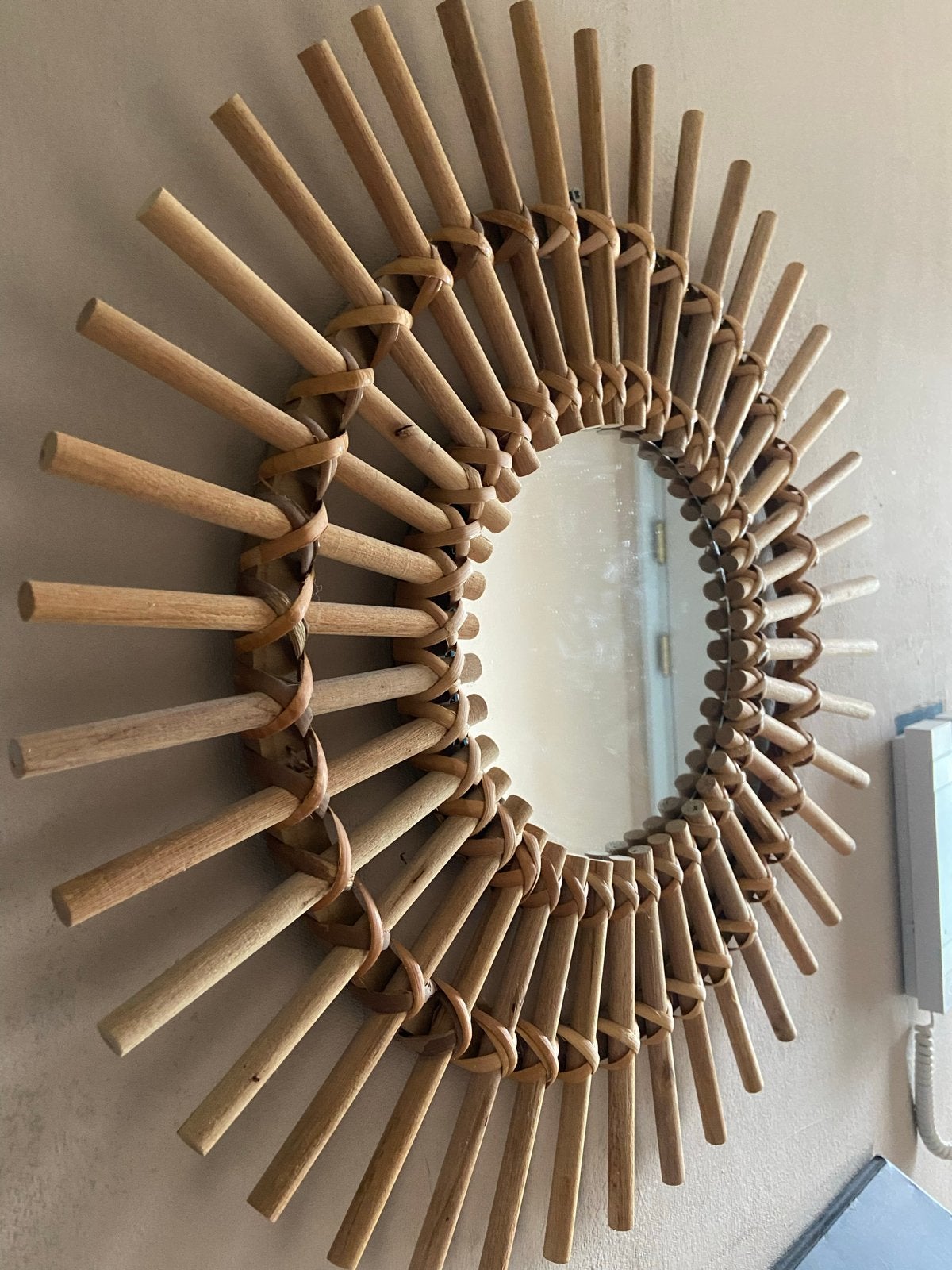 Middelmaat rotan spiegel - Zonnespiegel, Huis en Inrichting, Woonaccessoires | Spiegels, Minder dan 50 cm, Gebruikt, Rond, Ophalen of Verzenden
