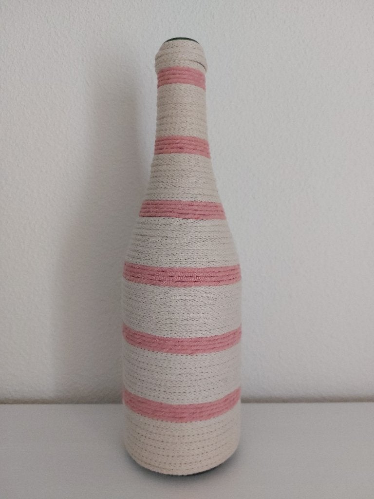 Fles gedecoreerd met creme en oud roze macrame draad, Huis en Inrichting, Ophalen, Geschikt voor droogbloemen, Roze