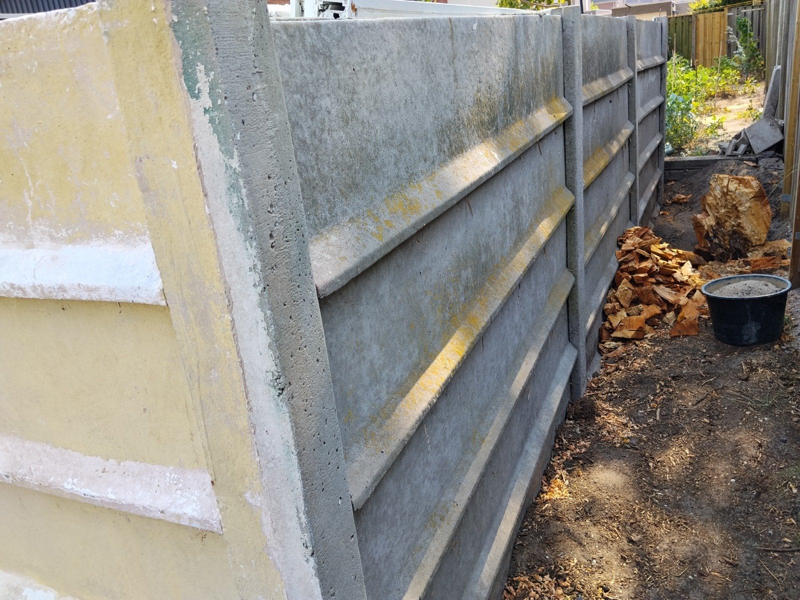 Gratis af te halen betonnen schutting ongeveer 14 m lang, Tuin en Terras, Ophalen, Overige materialen, Minder dan 3 meter, 1 tot 2 meter