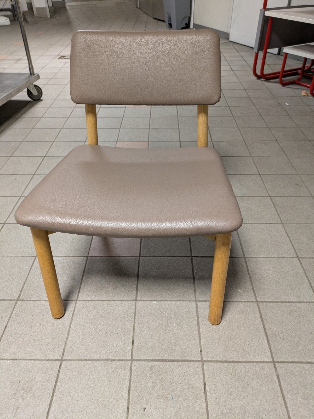 Comfortabele stoel merk Z met houten poten, beige bekleding, Huis en Inrichting, Stoelen, Gebruikt, Overige kleuren, Modern, Vijf, Zes of meer stoelen