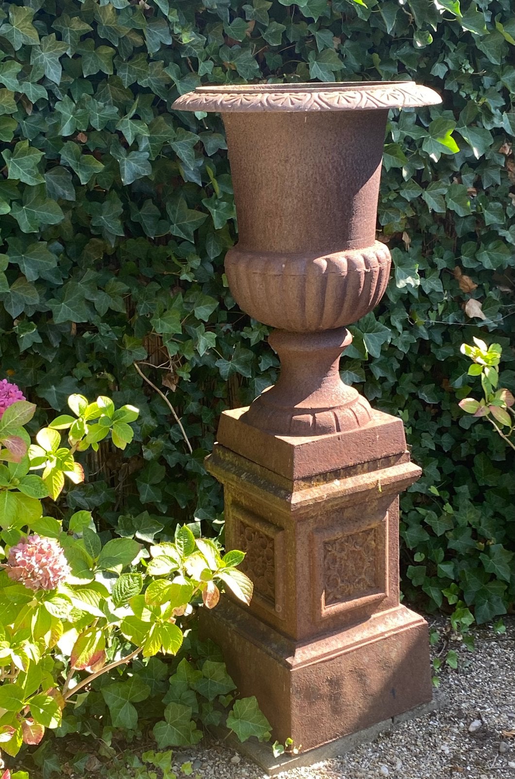 Sokkel en tuinvaas van gietijzer, Tuin en Terras, Ophalen, Gebruikt