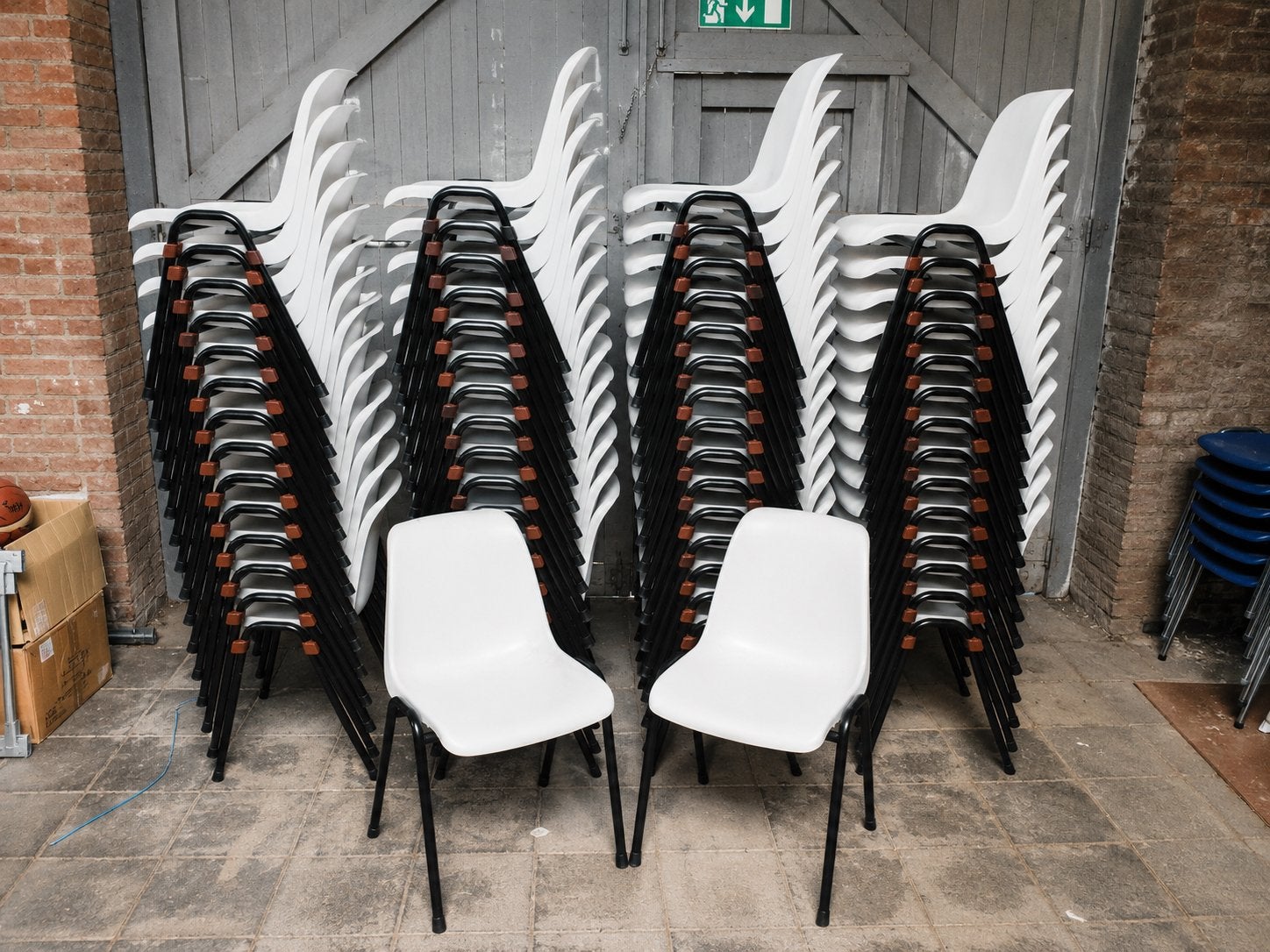 AA-kwaliteit witte stapelstoelen kuipstoelen kantinestoelel, Ophalen, Zo goed als nieuw, Kunststof, Vijf, Zes of meer stoelen