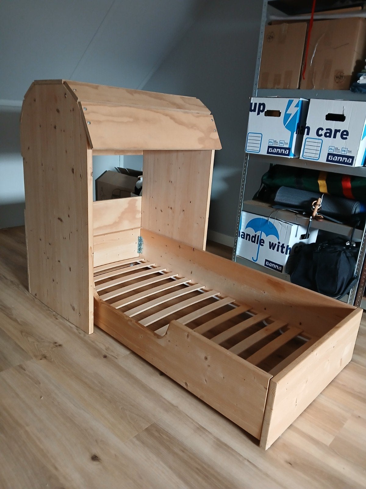 Knus Peuterbedje van Blank Hout met 'Dakje', Ophalen, Gebruikt, Eenpersoons, Beige