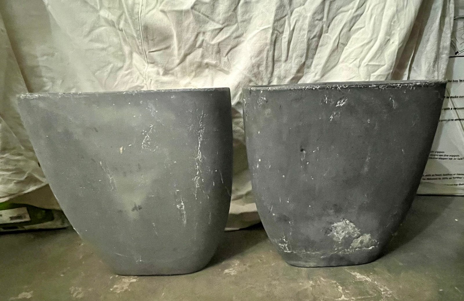 2 grote zware stenen plantenbakken antraciet ca. 40 cm hoog, Tuin en Terras, Ophalen, Steen, Gebruikt, Binnen
