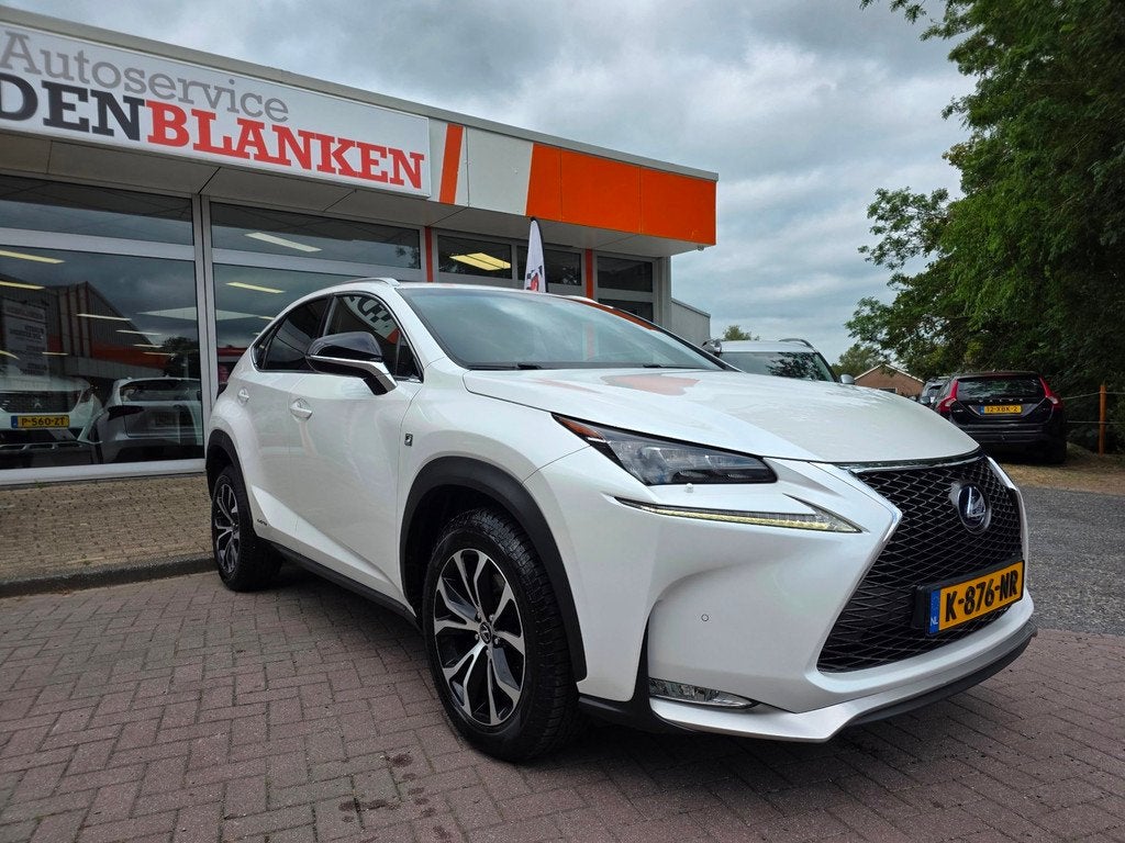 Lexus NX 300h AWD Luxury Line F Sport BJ.11-2015 / Navigatie, Auto's, Lexus, Gebruikt, Leder, 155 pk, Hybride Elektrisch/Benzine