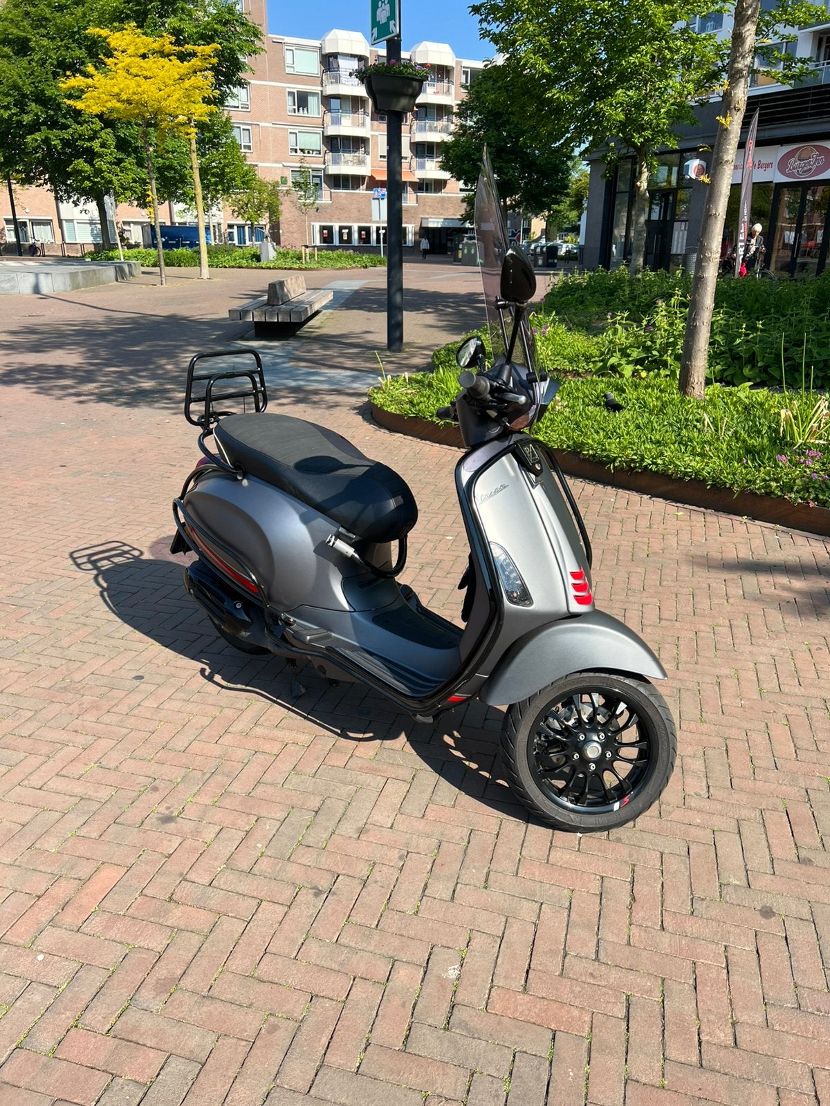 Vespa Sprint S - 50cc bromkenteken - Mat Grijs 2021, Fietsen en Brommers, Scooters | Vespa, Ophalen, Zo goed als nieuw, Benzine