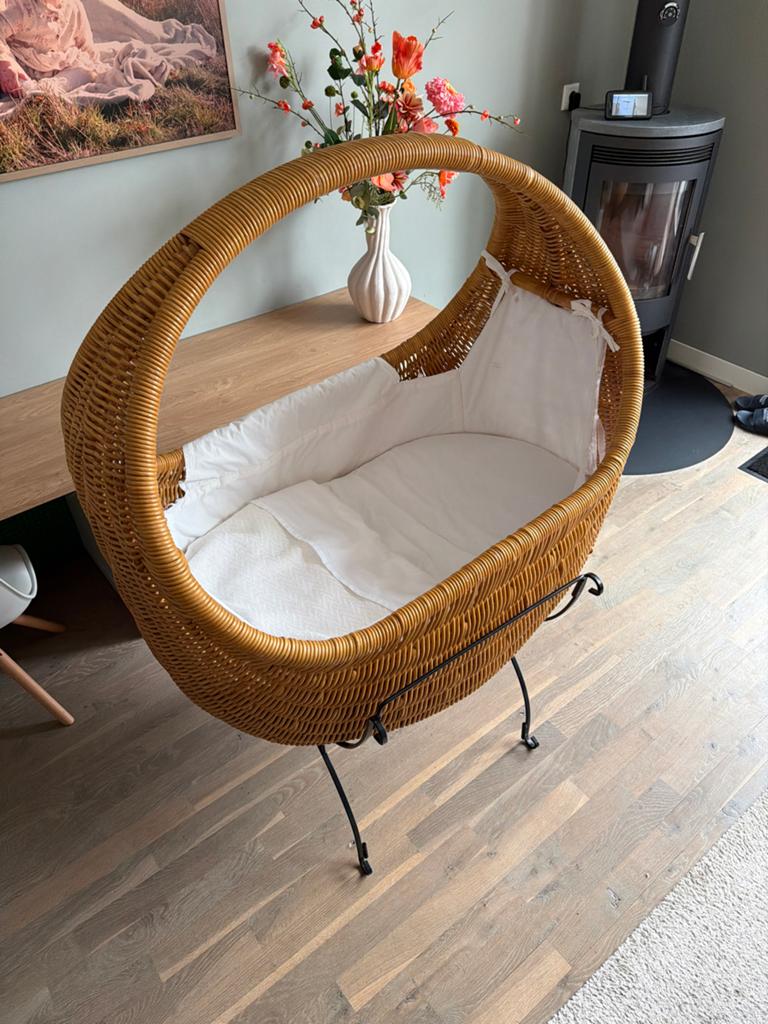 Rotan wieg met standaard - Vintage look, Kinderen en Baby's, Babywiegjes en Ledikanten, Ophalen of Verzenden, Zo goed als nieuw