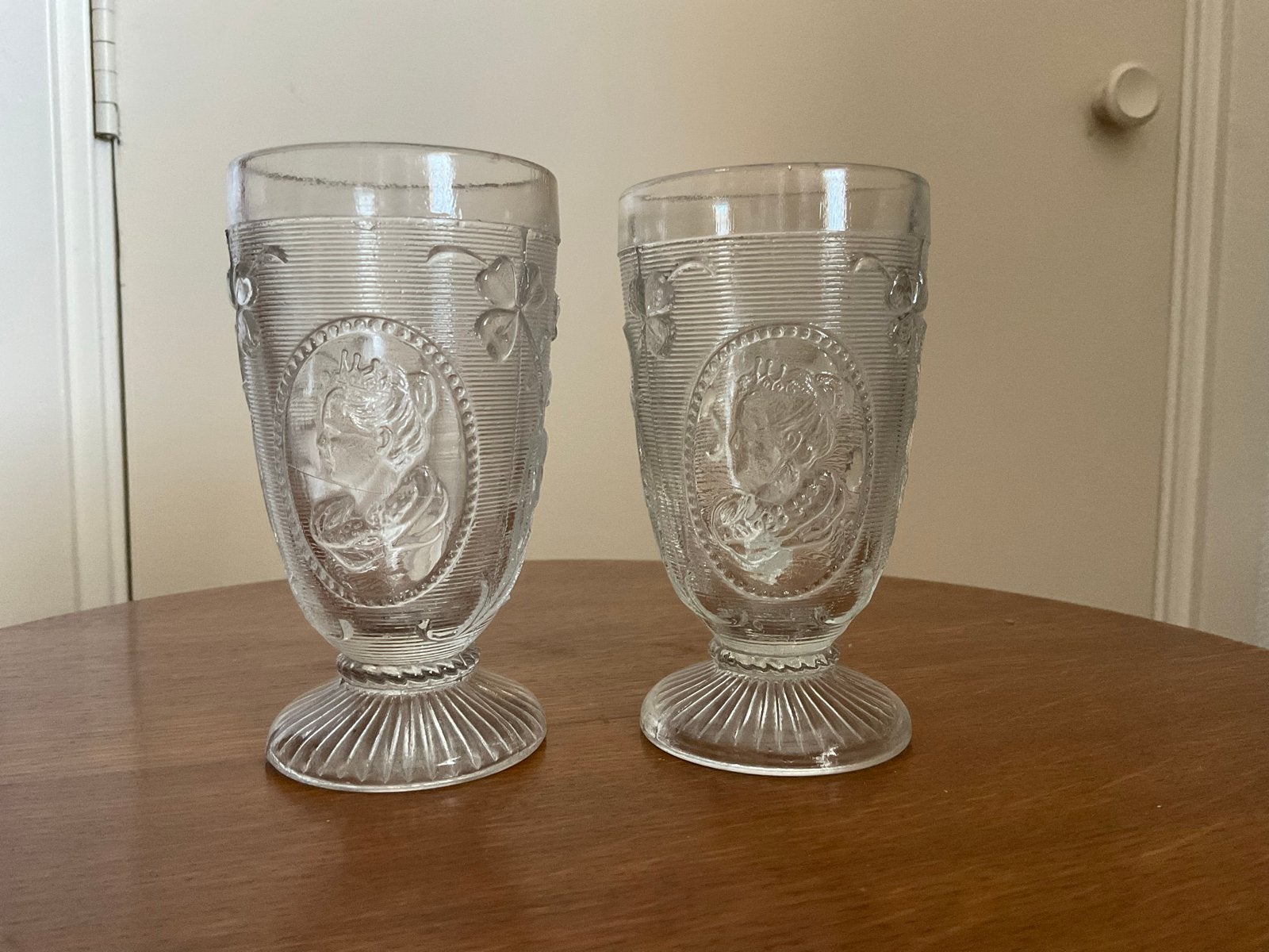2 Mosterdglazen Koningin Wilhelmina 1906 - Geperst Glas, Antiek en Kunst, Antiek | Glas en Kristal, Ophalen of Verzenden