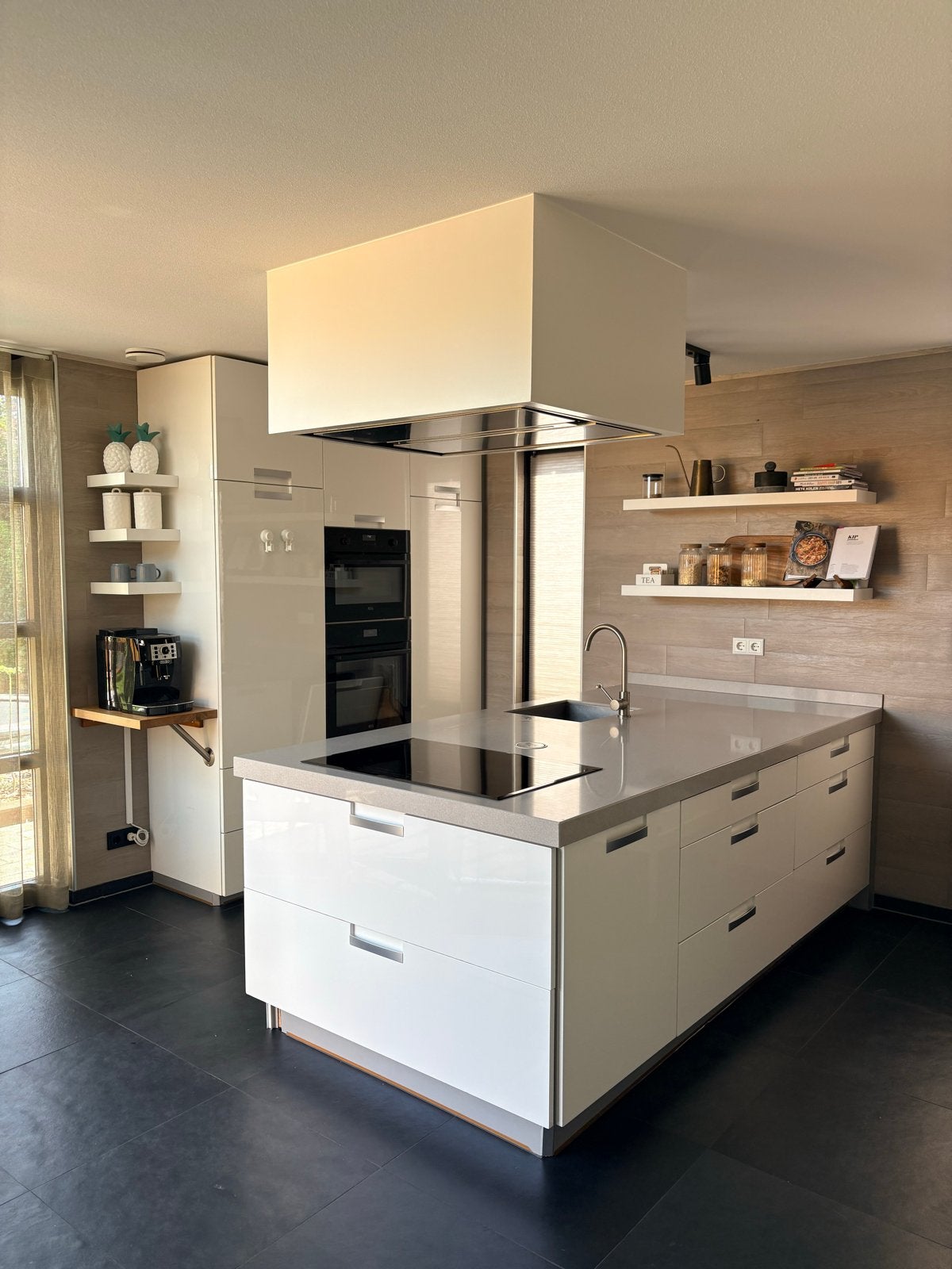 Moderne keuken met kookeiland en inbouwapparatuur, Ophalen, Gebruikt, Wit, Met kookeiland