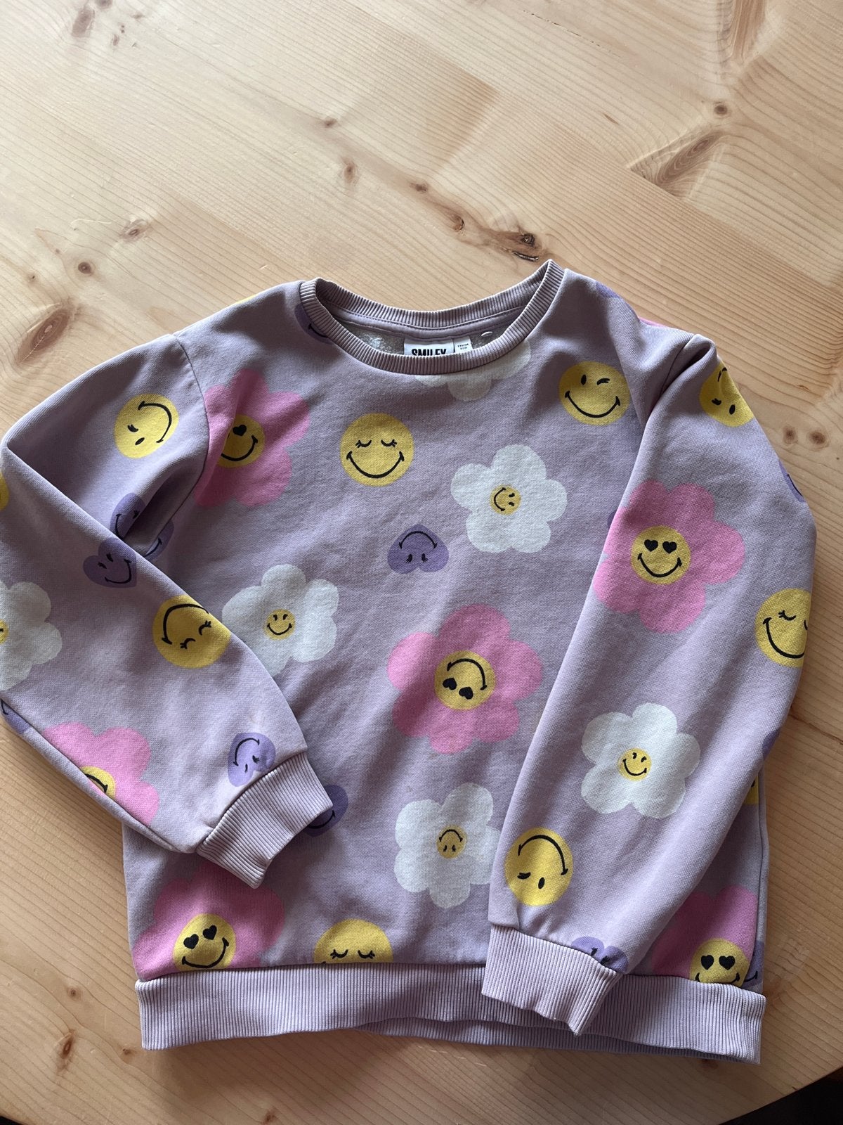 Smiley World sweater maat 134 met bloemen en smileys, Ophalen, Gebruikt, Meisje, Trui of Vest