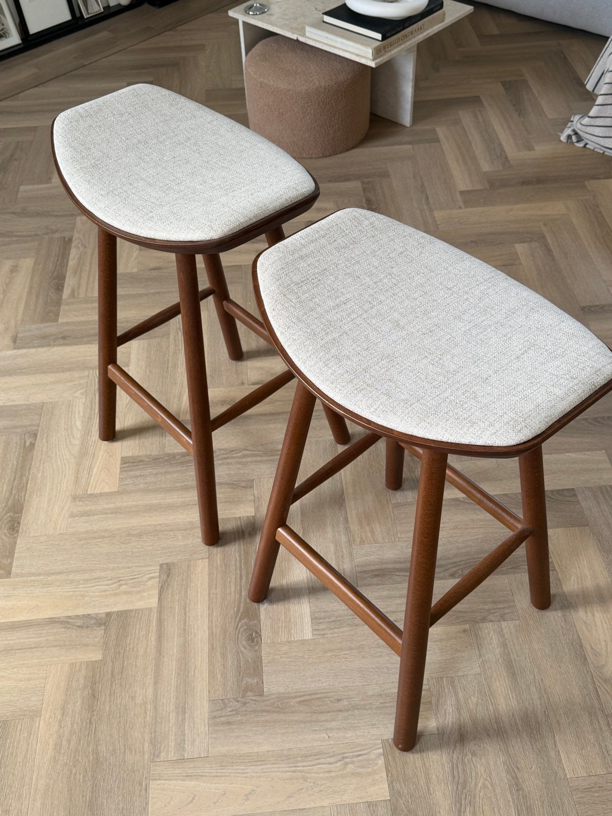 Sav & økse barkrukken, beuken walnoot, beige stoffering, Ophalen, 60 tot 90 cm, Zo goed als nieuw, Hout