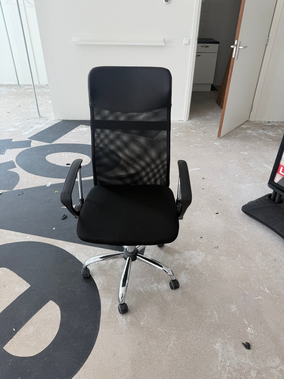 3 Zwarte Bureaustoelen met Mesh Rugleuning en Armleuningen, Huis en Inrichting, Bureaustoelen, Ophalen, Gebruikt, Zwart, Bureaustoel