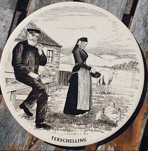 Ronde tegel Terschelling boer en boerin kippen, Ophalen
