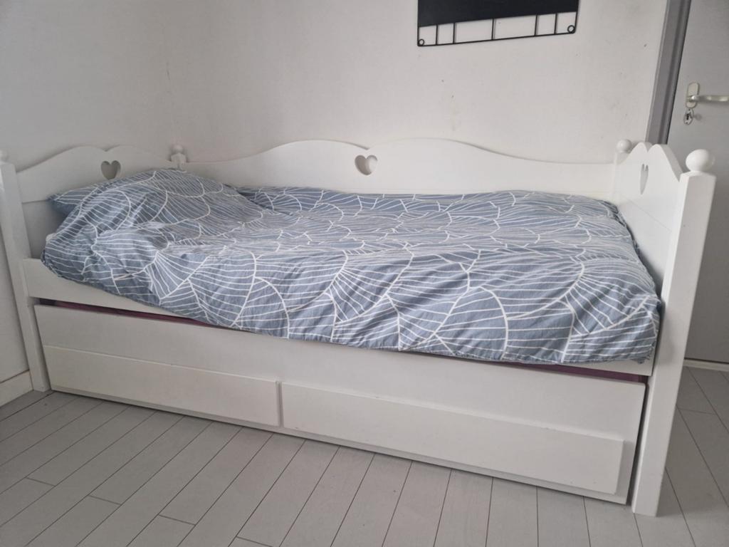 Wit eenpersoonsbed kinderbed met lades en hartjesdetails, Huis en Inrichting, Slaapkamer | Bedden, Ophalen, Gebruikt, 90 cm, Eenpersoons
