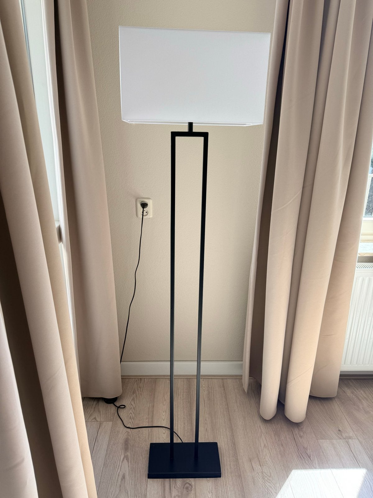 Moderne zwarte vloerlamp met witte kap, Zo goed als nieuw, Metaal, 150 tot 200 cm, E27 (groot)