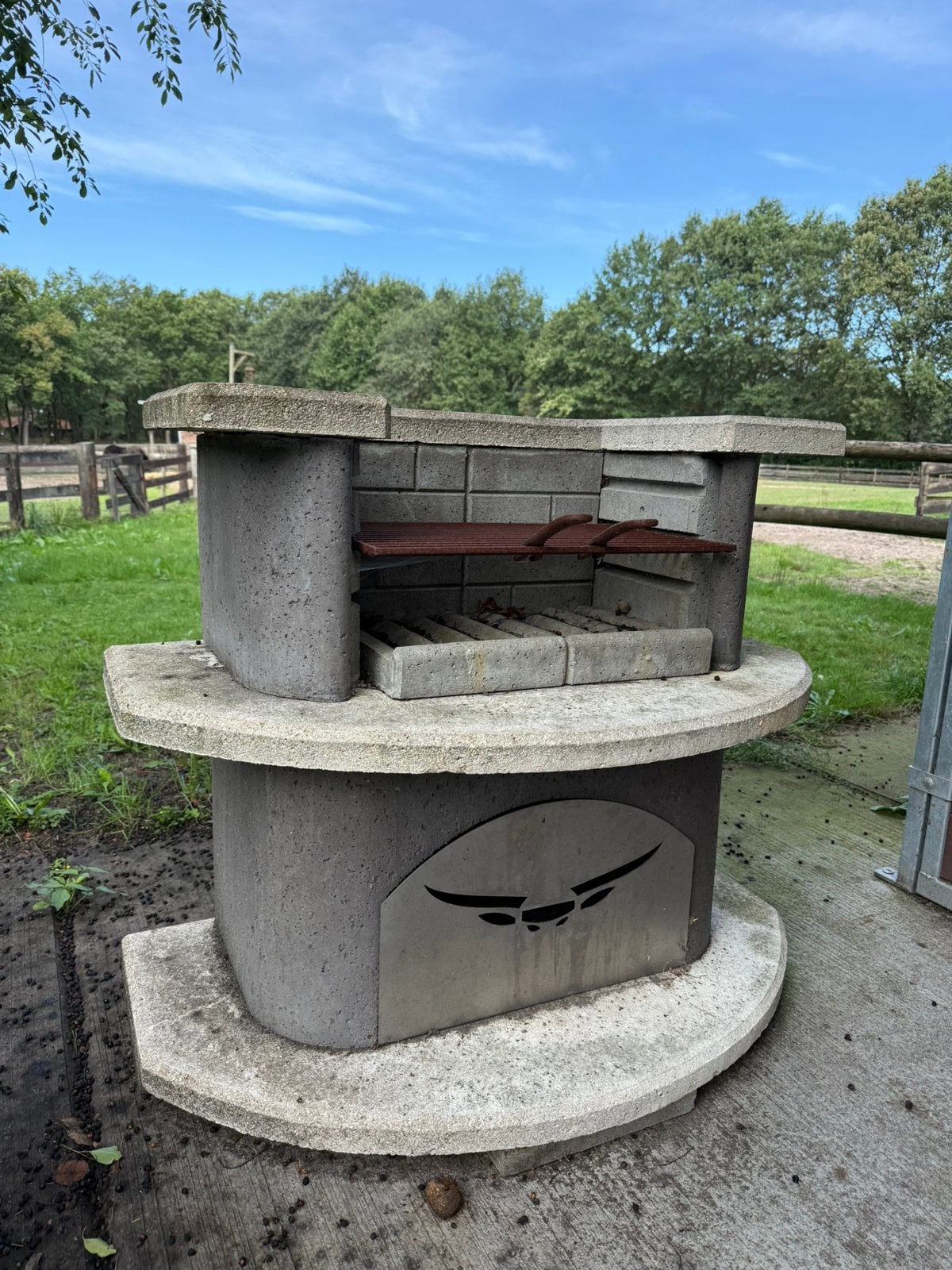 Barbecue BBQ grill beton gratis ophalen, Ophalen, Zo goed als nieuw