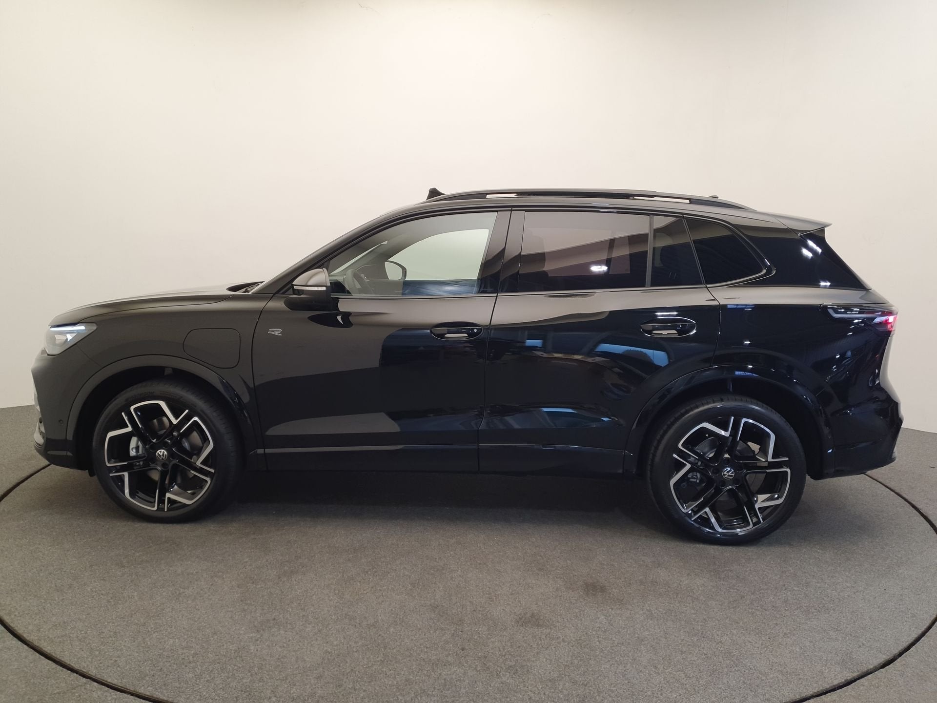 Volkswagen Tiguan 1.5 eHybrid 272pk DSG/AUT R-Line Wegklapba, 12 maanden, 4 cilinders, Zwart, Hybride Elektrisch/Benzine