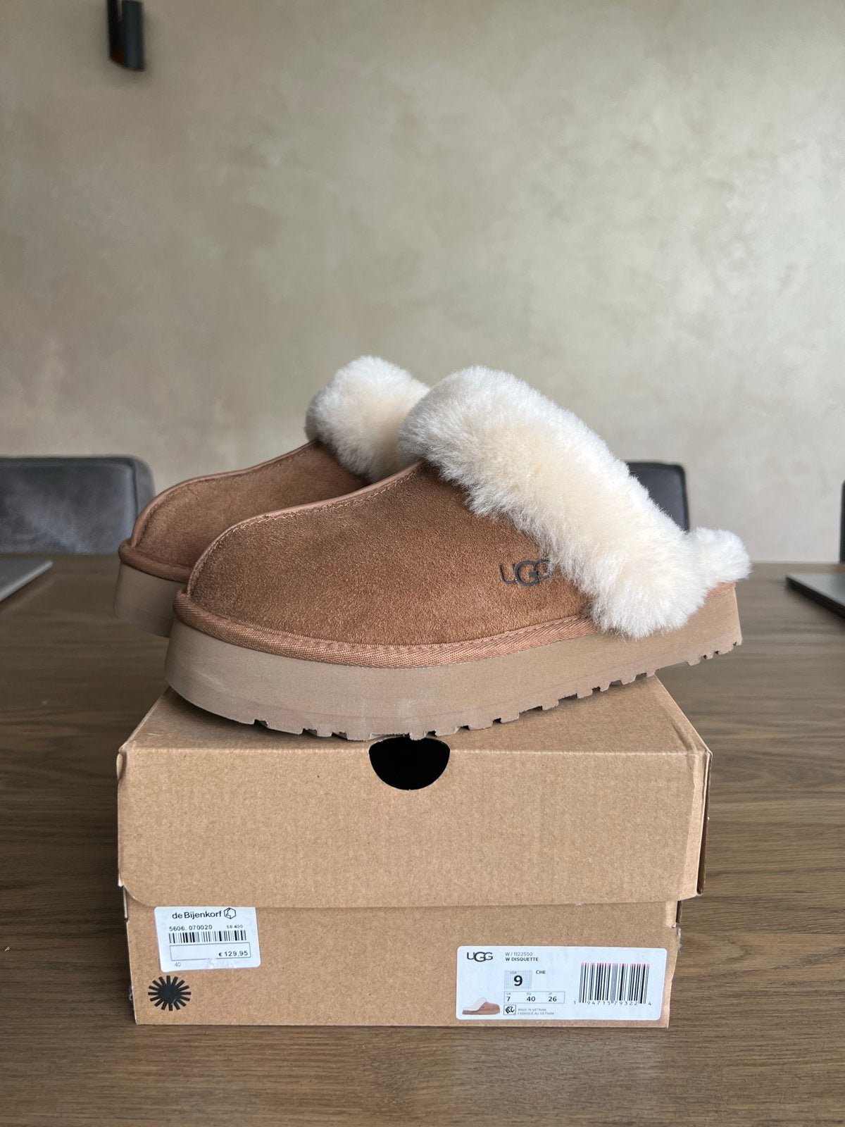 UGG Disquette Pantoffels Dames, Beige, Nieuw, Ophalen of Verzenden, Pantoffels of Sloffen