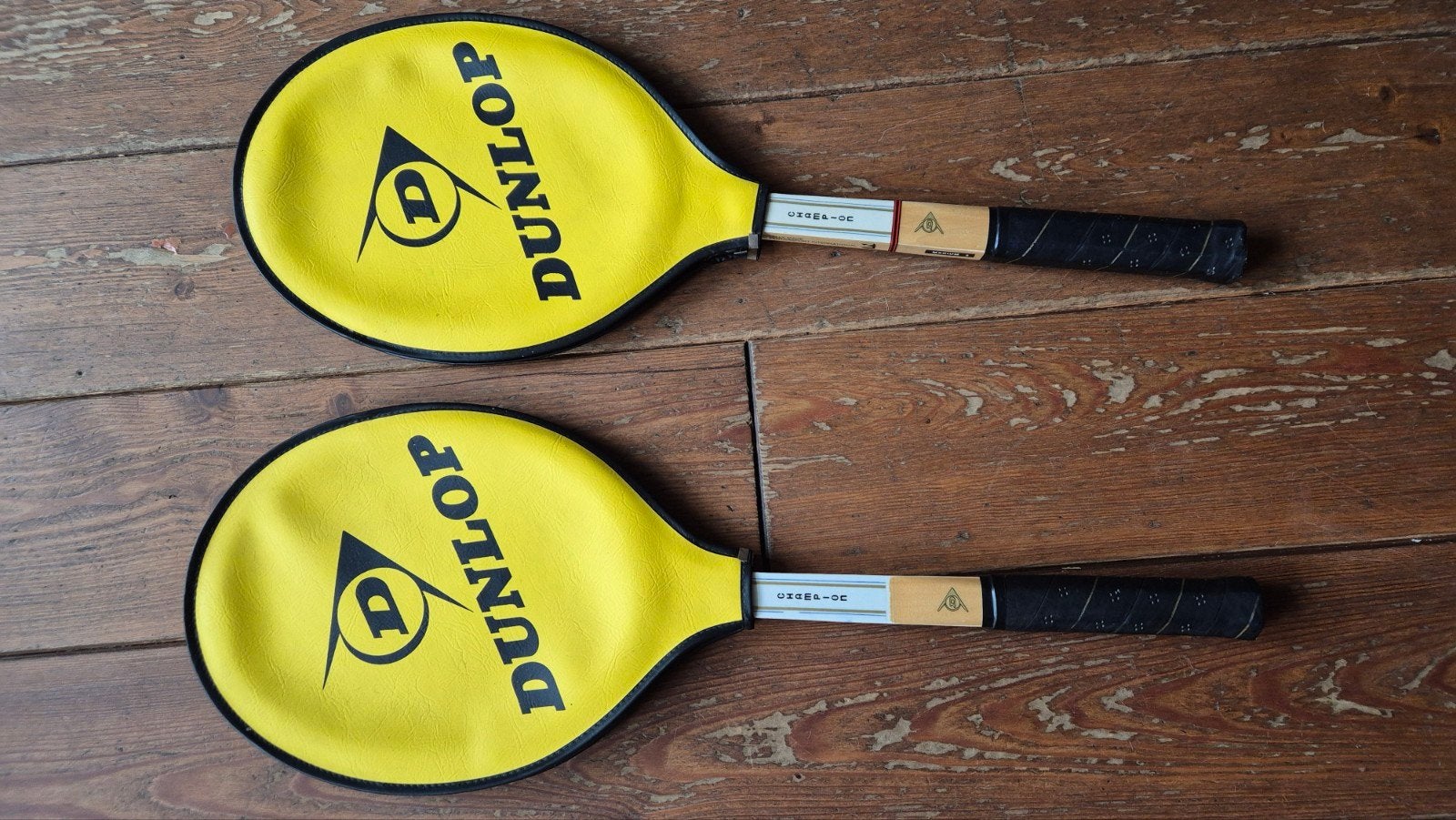 Vintage houten Dunlop Champion tennisracket gele beschermhoe, Gebruikt, Ophalen of Verzenden, L5, Racket