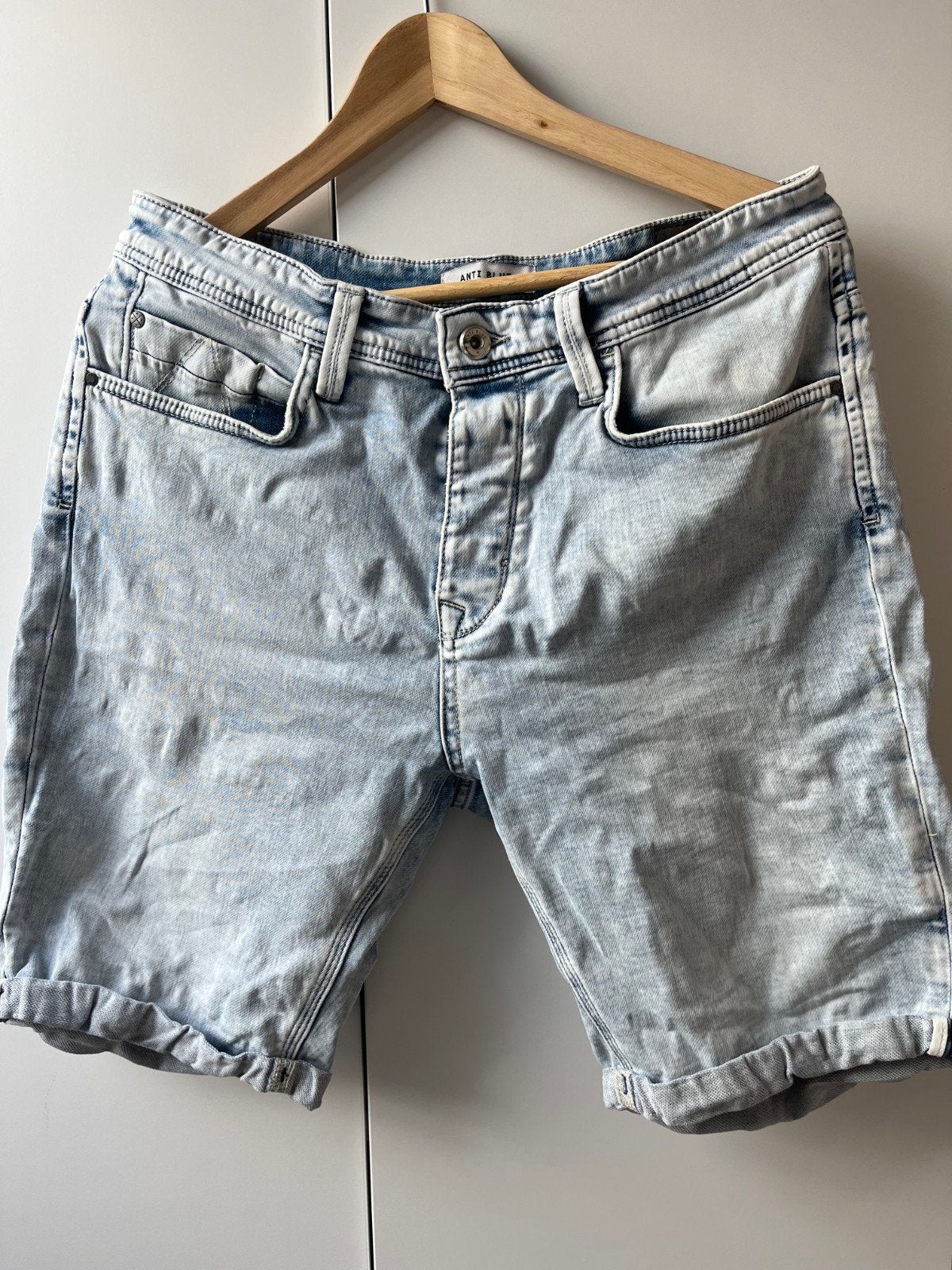 Lichtblauw spijkershort Anti Blue in maat M in nieuwstaat, Ophalen of Verzenden, Zo goed als nieuw, Blauw, Anti Blue