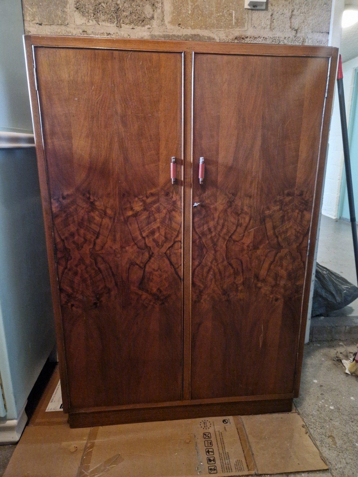 Klein houten kledingkastje van Wilton Furniture Londen, Antiek en Kunst, Ophalen