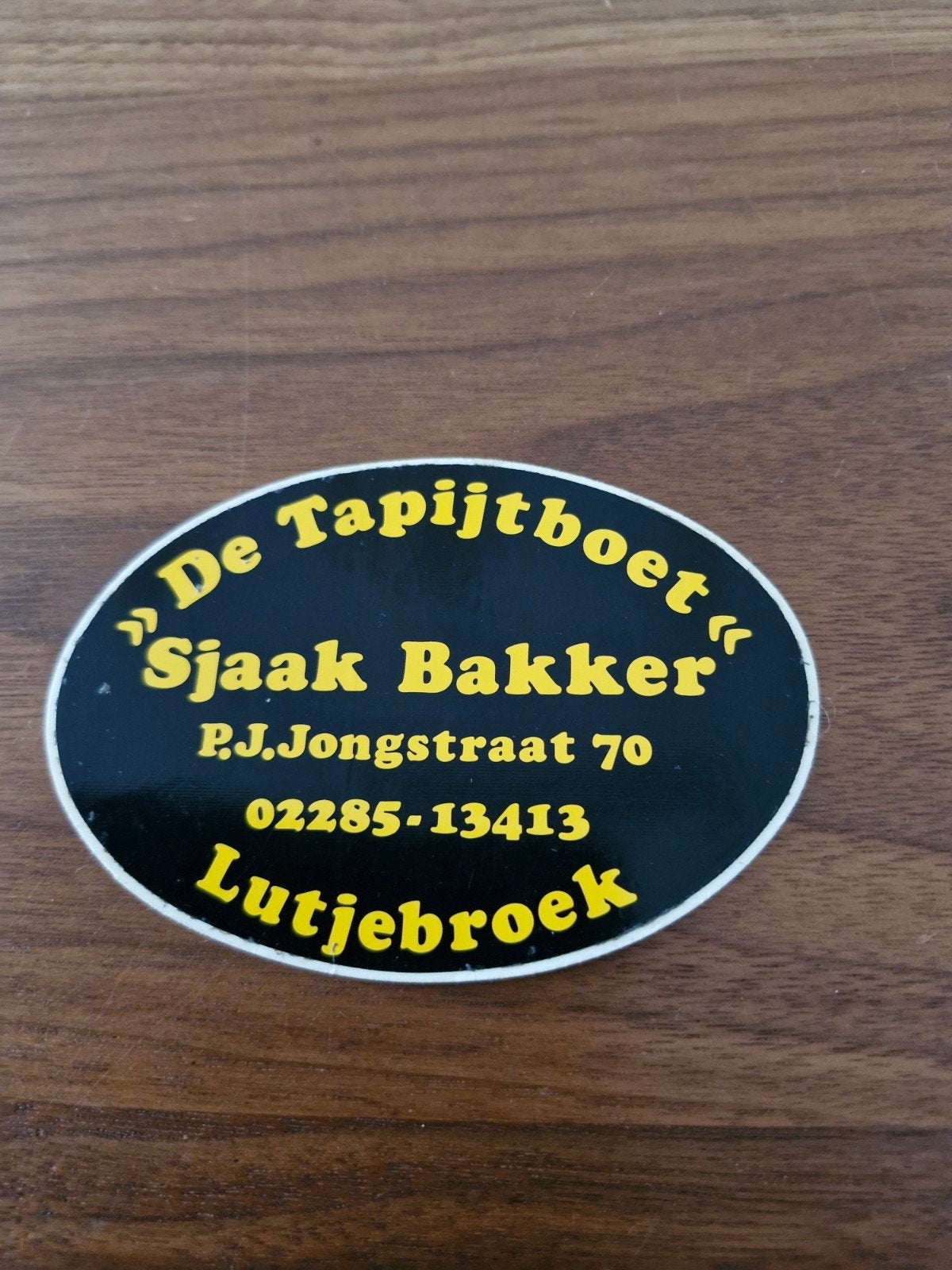 602 Vintage sticker 'De Tapijtboet Sjaak Bakker Lutjebroek', Ophalen of Verzenden, Zo goed als nieuw, Bedrijf of Vereniging