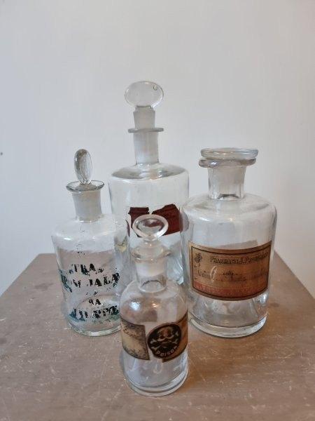 Vier oude apothekersflesjes met glazen stolp., Ophalen of Verzenden