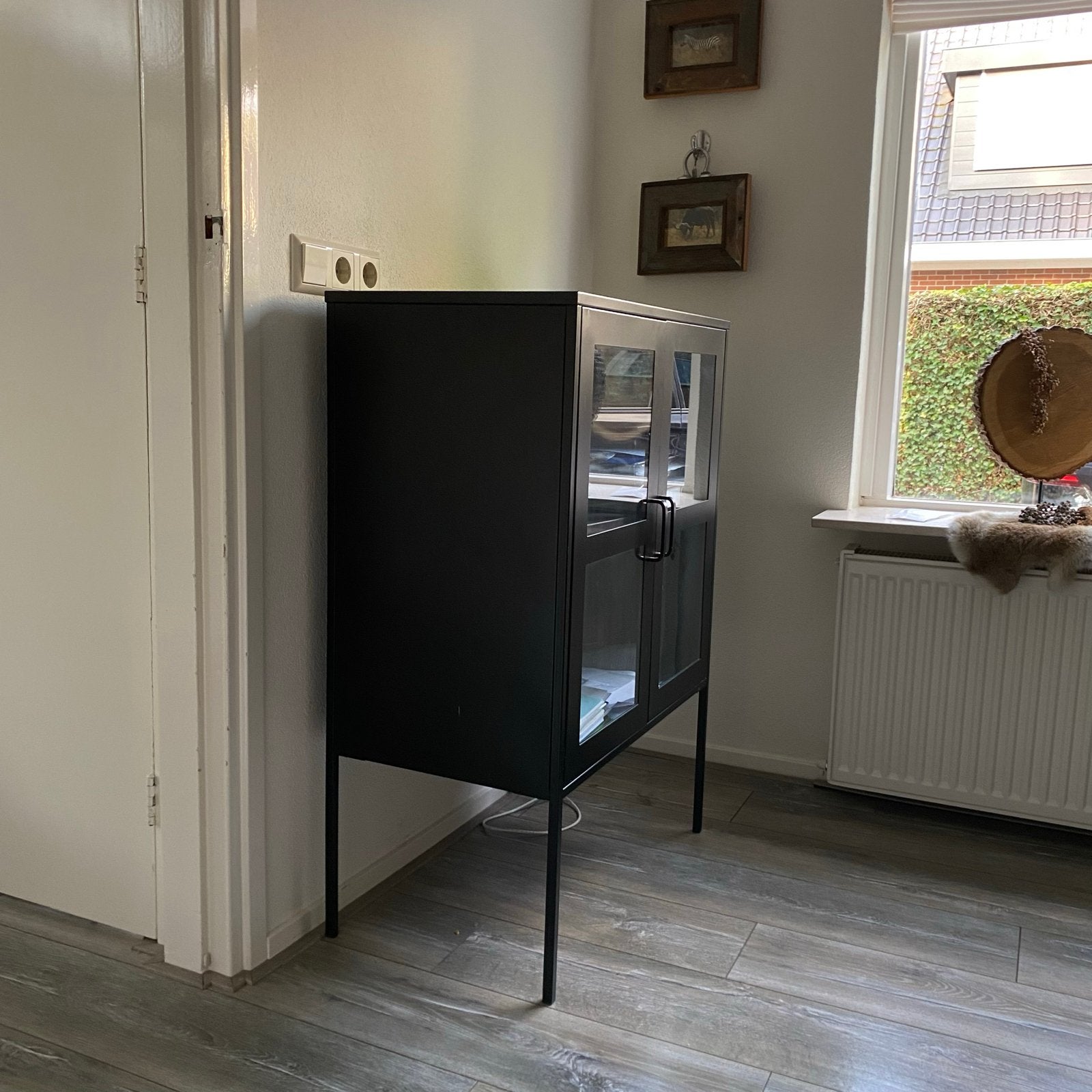 Zwart metalen vitrinekast met glazen deuren, Ophalen, Gebruikt, 50 tot 100 cm, Metaal