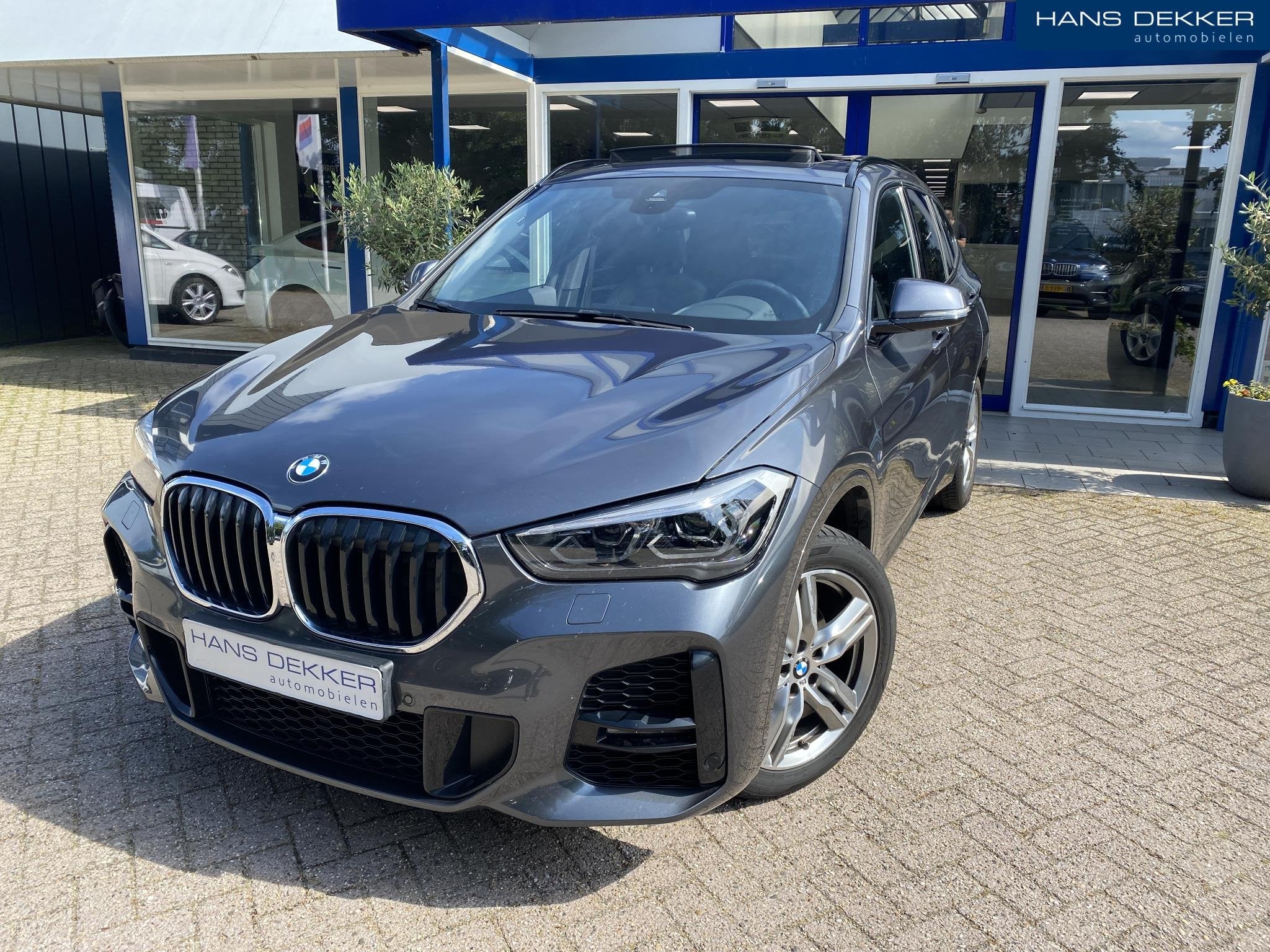 BMW X1 sDrive18i High Executive M-Pakket / Pano / Stoelverwa, Auto's, Gebruikt, Alcantara, 19 km/l, 3 cilinders
