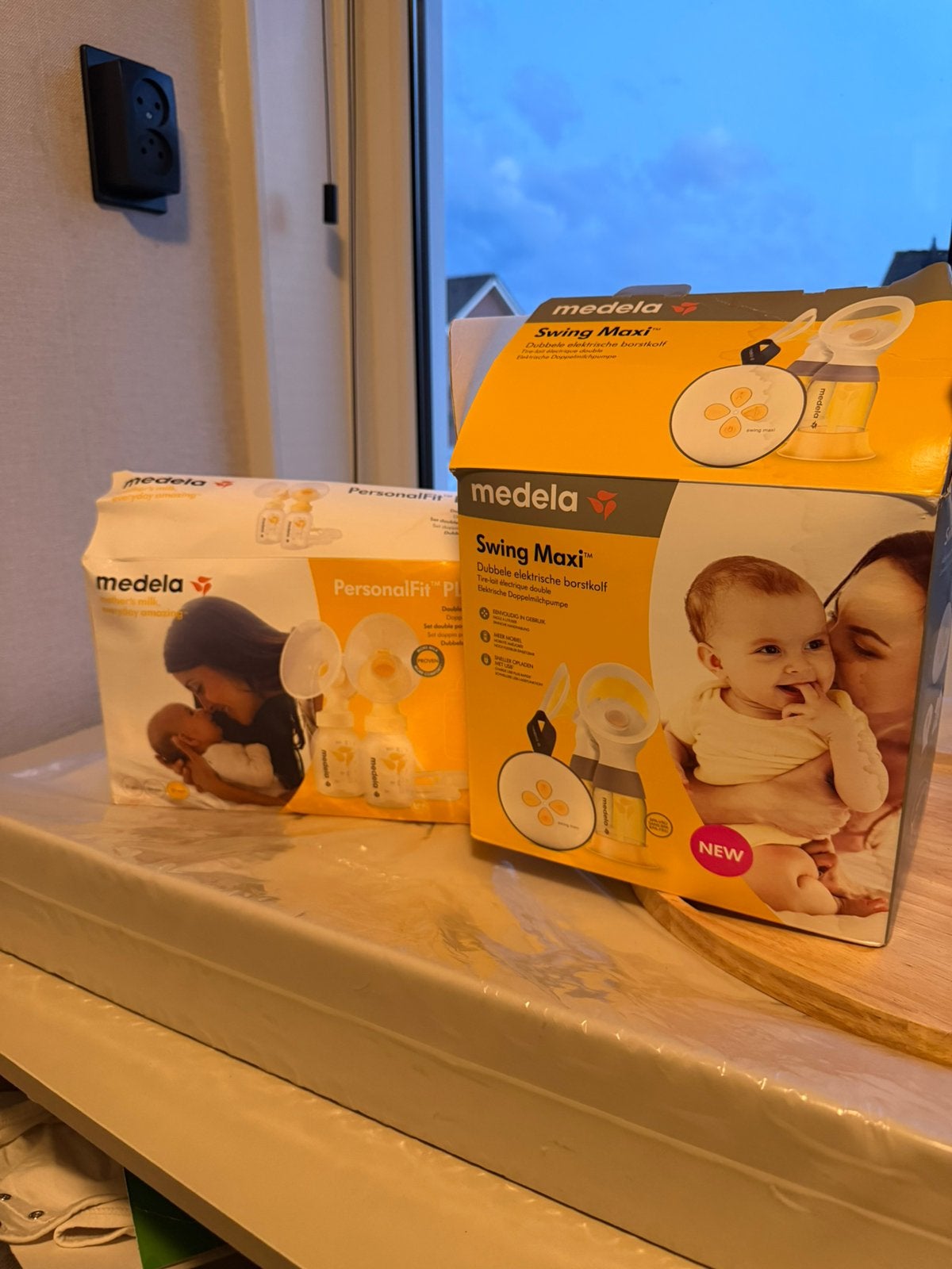 Dubbele elektrische borstkolf Medela, Kinderen en Baby's, Babyvoeding en Toebehoren, Ophalen, Zo goed als nieuw, Borstkolf