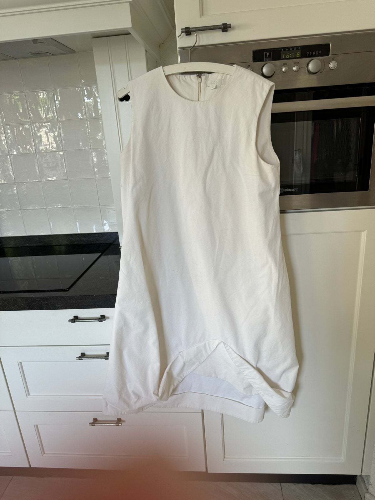 COS Witte Mouwloze Jurk met Unieke Zoom mt 42, Kleding | Dames, Jurken, Maat 38/40 (M), Wit, Ophalen of Verzenden, Zo goed als nieuw