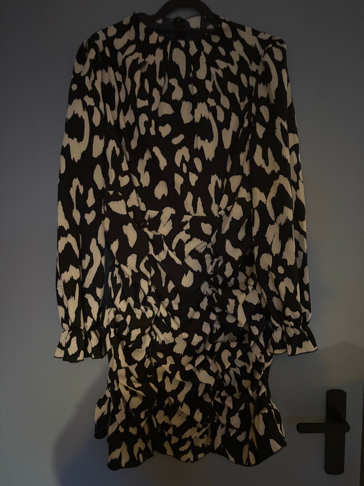 Foto 2 van Stijlvolle Zwart-Witte Jurk met Luipaardprint