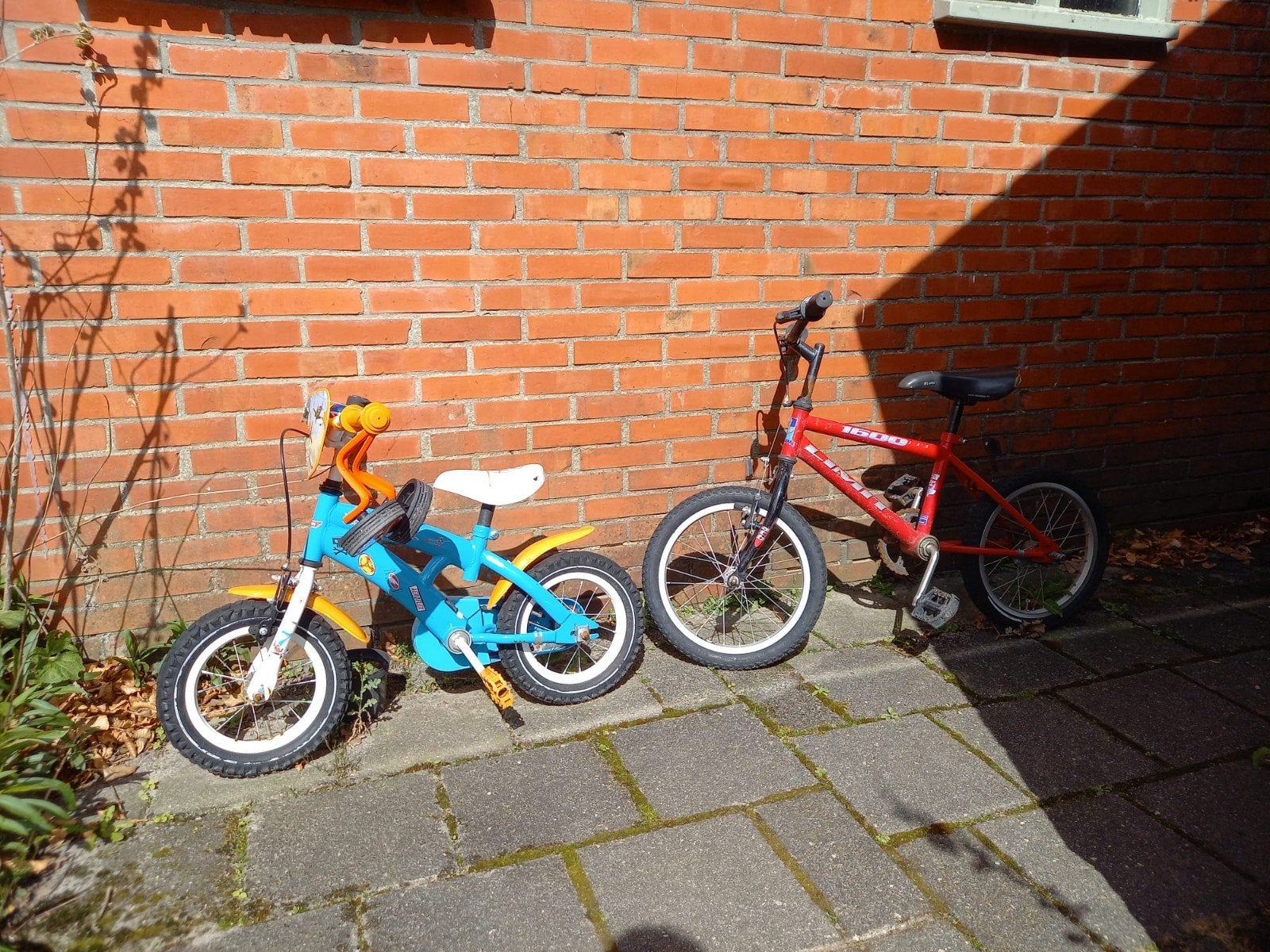 2 kinderfietsen, 1 met zijwieltjes, Ophalen, Gebruikt, Minder dan 16 inch, Zijwieltjes