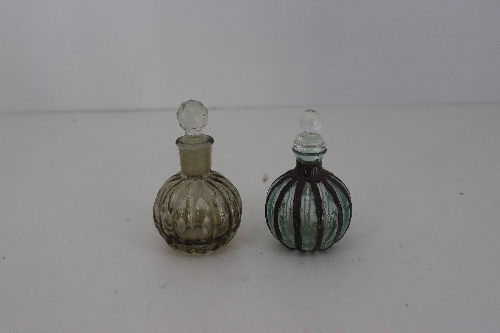 Set van 2 antieke / vintage glazen parfumflesjes met stopper, Verzamelen, Parfumverzamelingen, Ophalen of Verzenden, Zo goed als nieuw