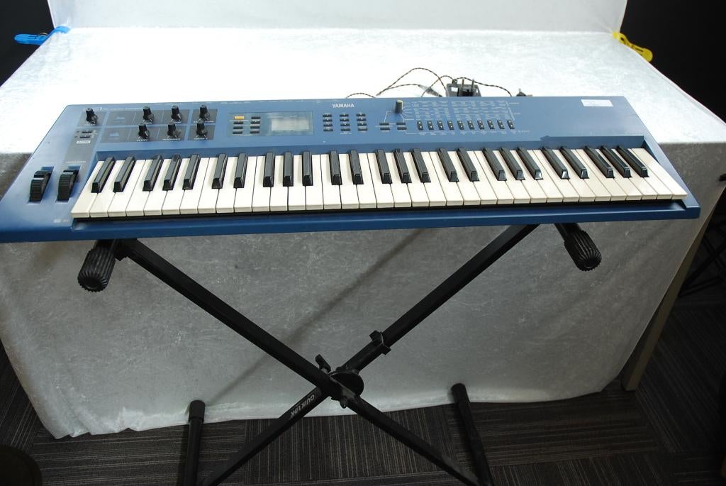 Yamaha CS1 synthesiser met standaard en voeding <25250741>, Muziek en Instrumenten, Instrumenten | Onderdelen, Gebruikt, ., Drums of Percussie