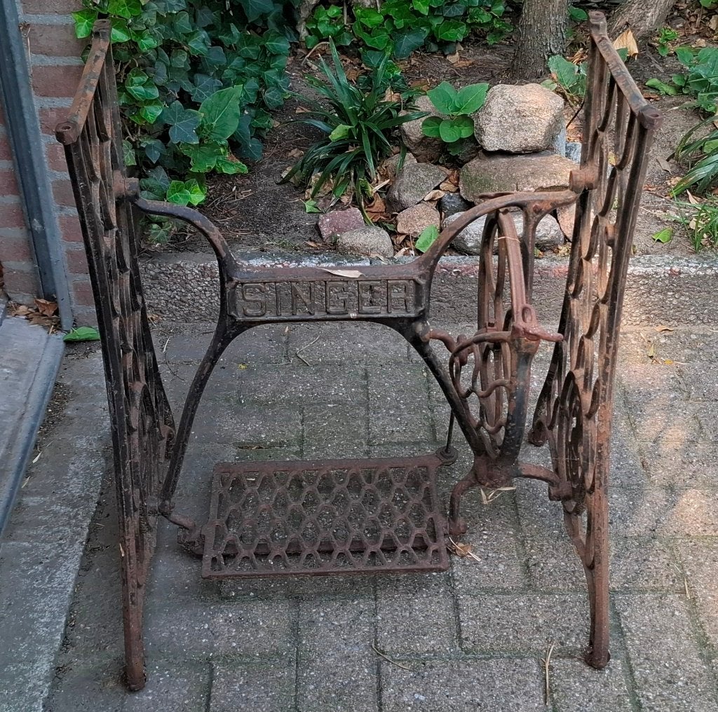 Een authentiek naaimachine onderstel, Ophalen
