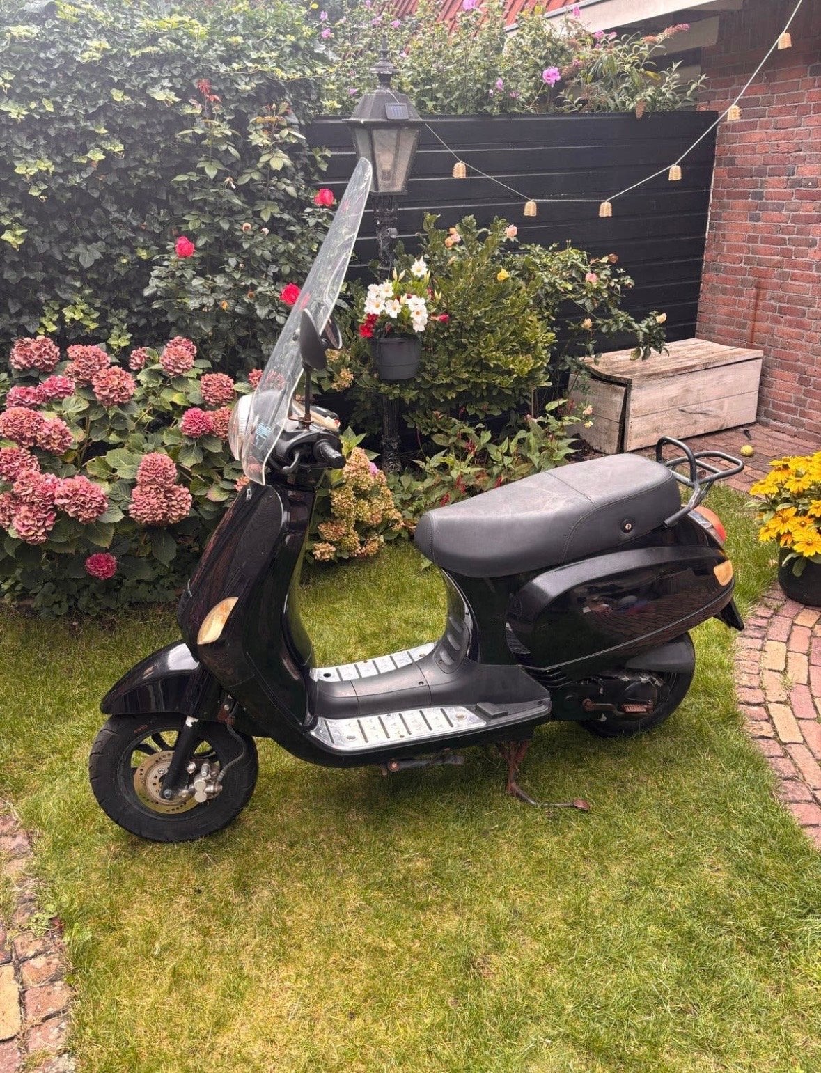 Zwarte scooter - Goede staat, Fietsen en Brommers, Gebruikt, Benzine, Ophalen, Overige merken