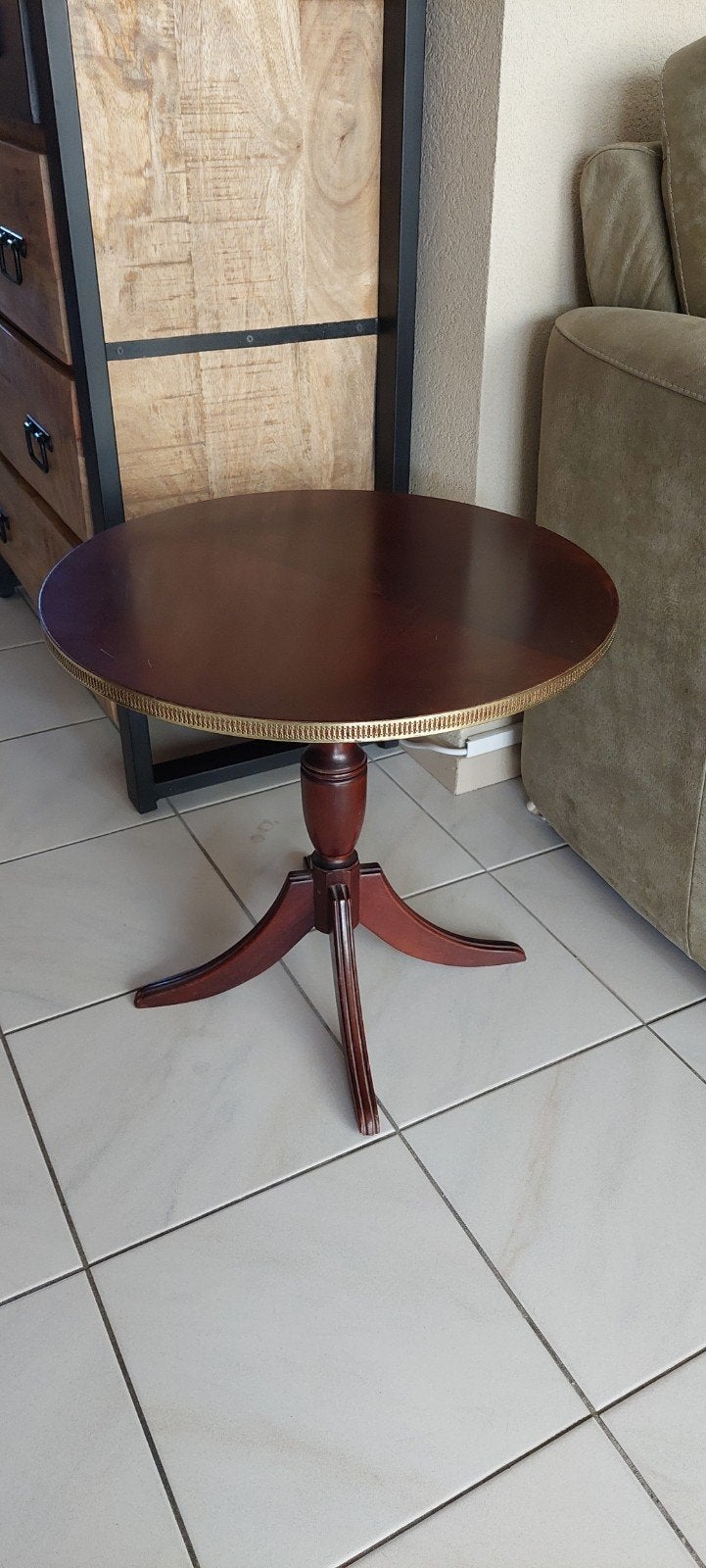 Klassieke houten bijzettafel met messing rand, Minder dan 55 cm, Gebruikt, Klassiek, Rond