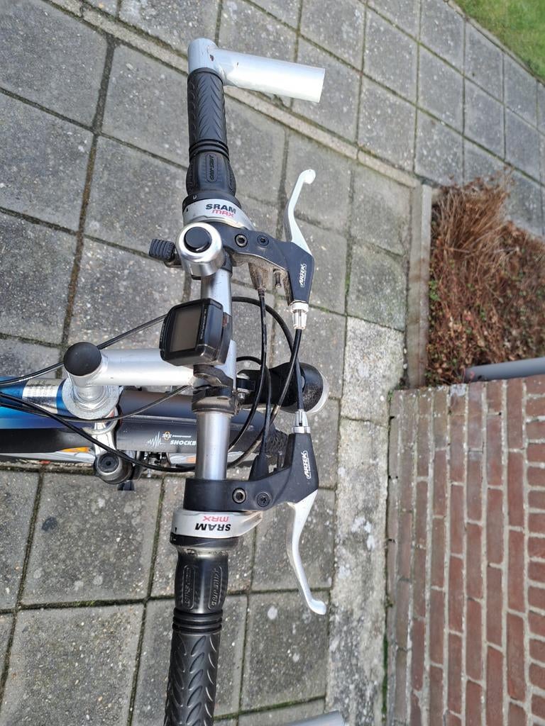 Mountainbike met vering - Ideaal voor avontuurlijke ritten, Fietsen en Brommers, Fietsen | Mountainbikes en ATB, Ophalen