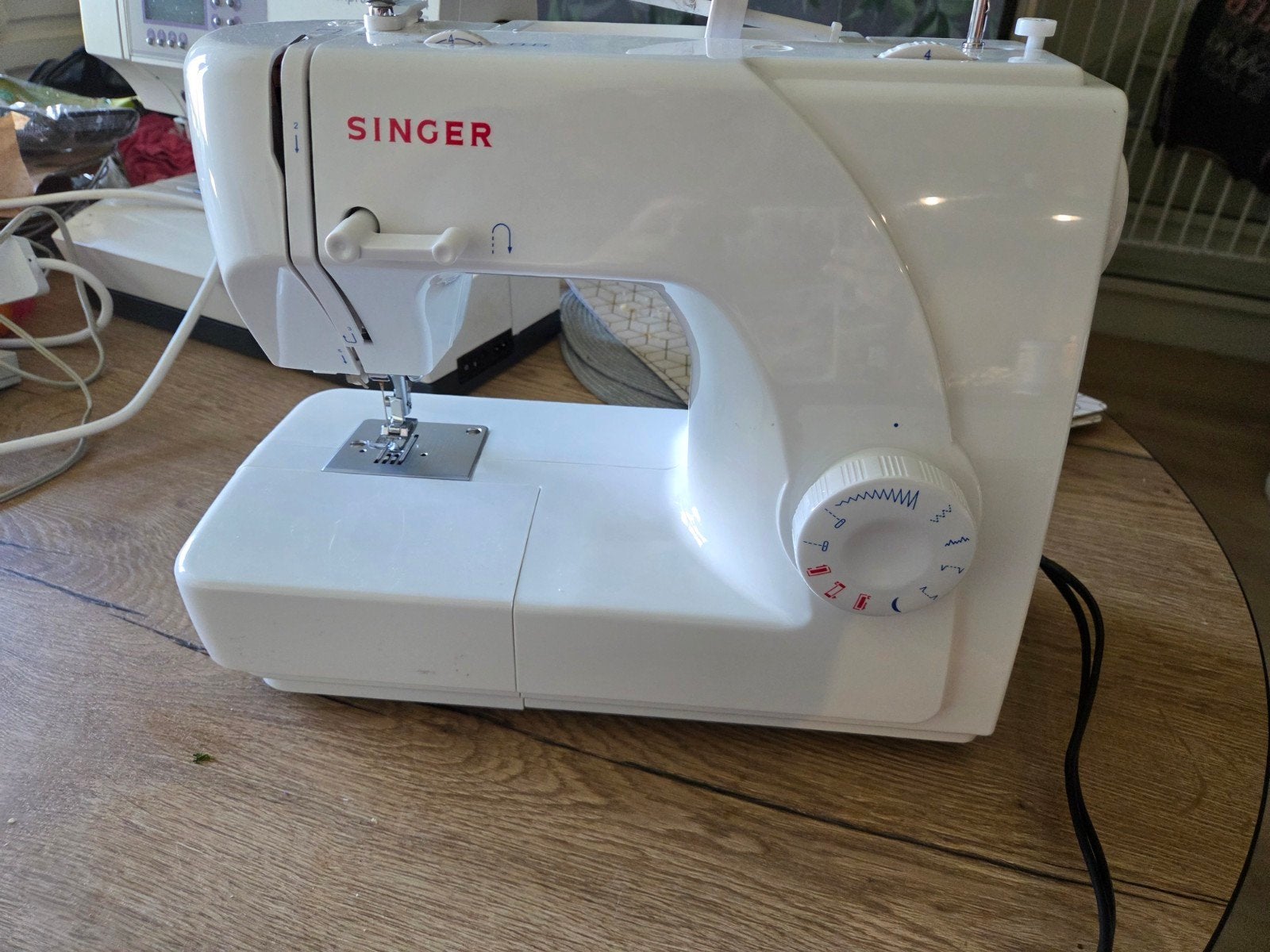 Singer Tradition 2250 Naaimachine - Ideaal voor beginners, Hobby en Vrije tijd, Naaimachines en Toebehoren, Zo goed als nieuw