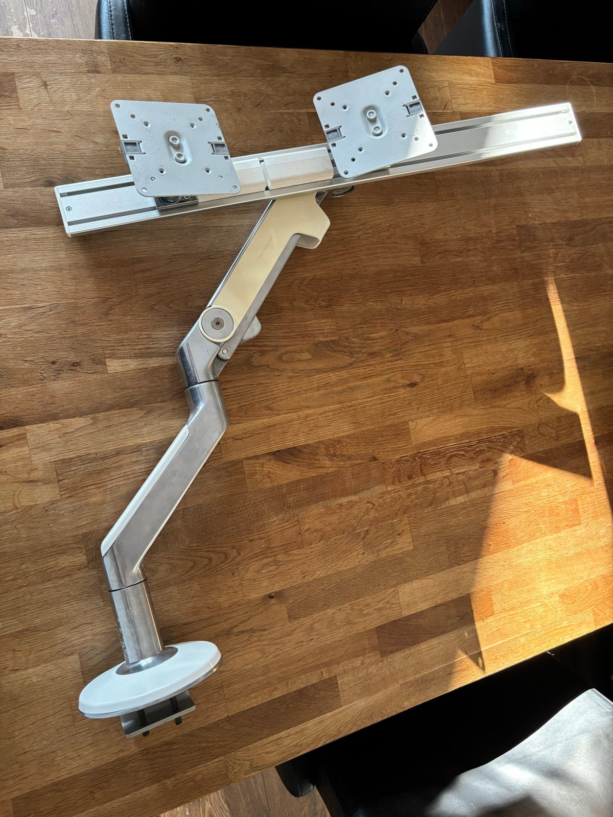 Humanscale monitorarm voor twee schermen, Ophalen